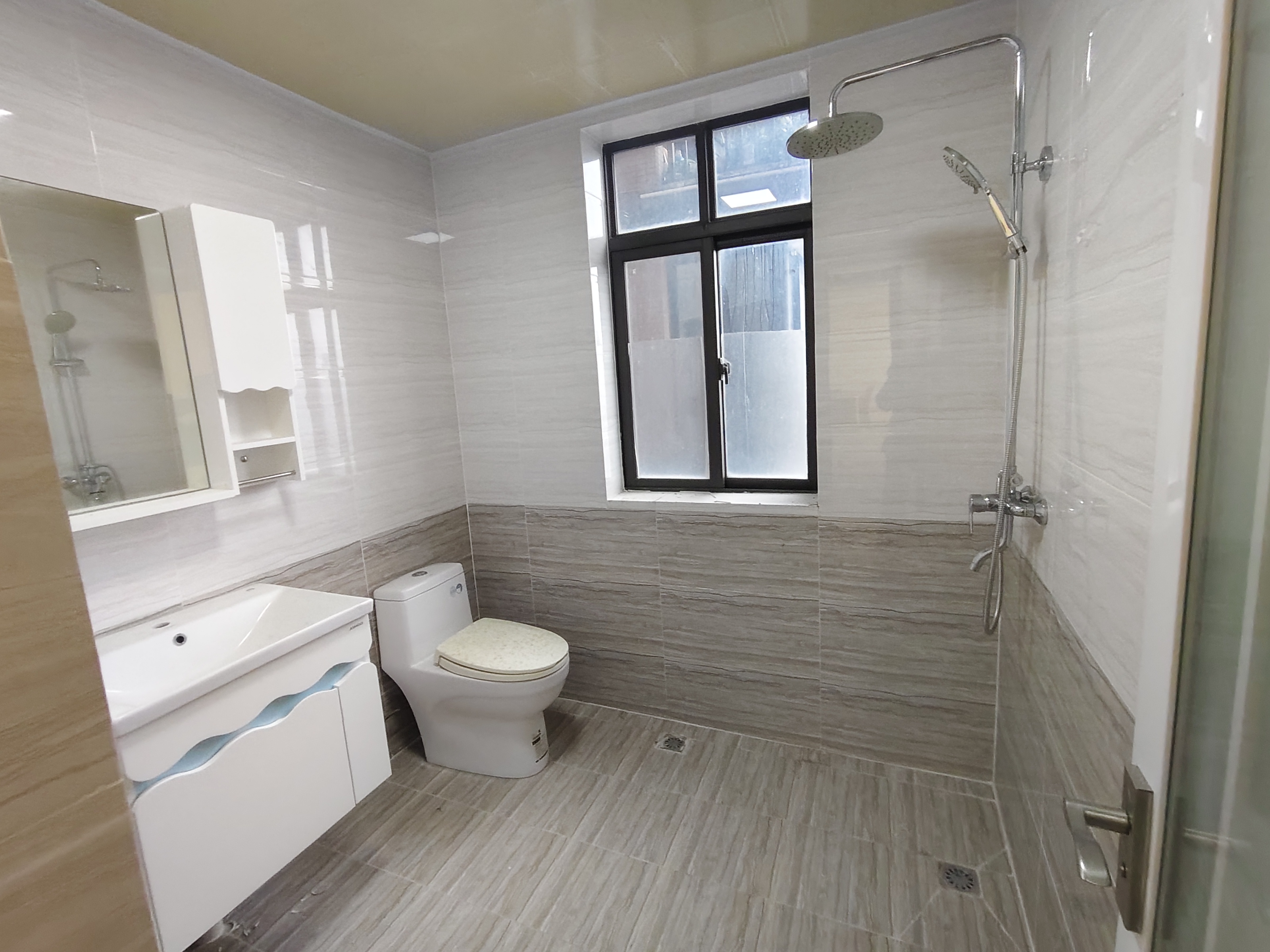 国贸城市花园  3室2厅2卫    4000.0元/月室内图