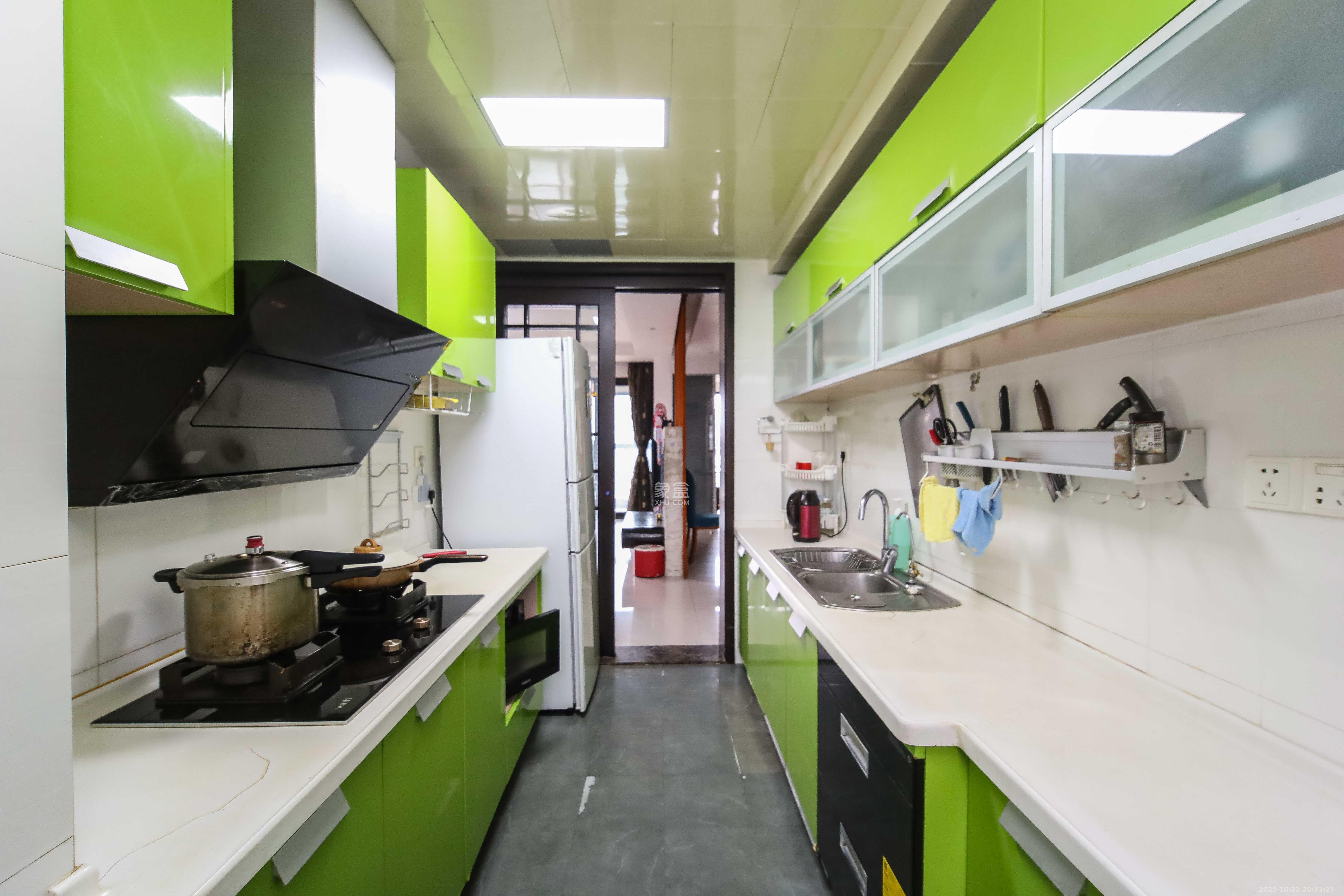 西街花园  4室2厅2卫    220.0万厨房