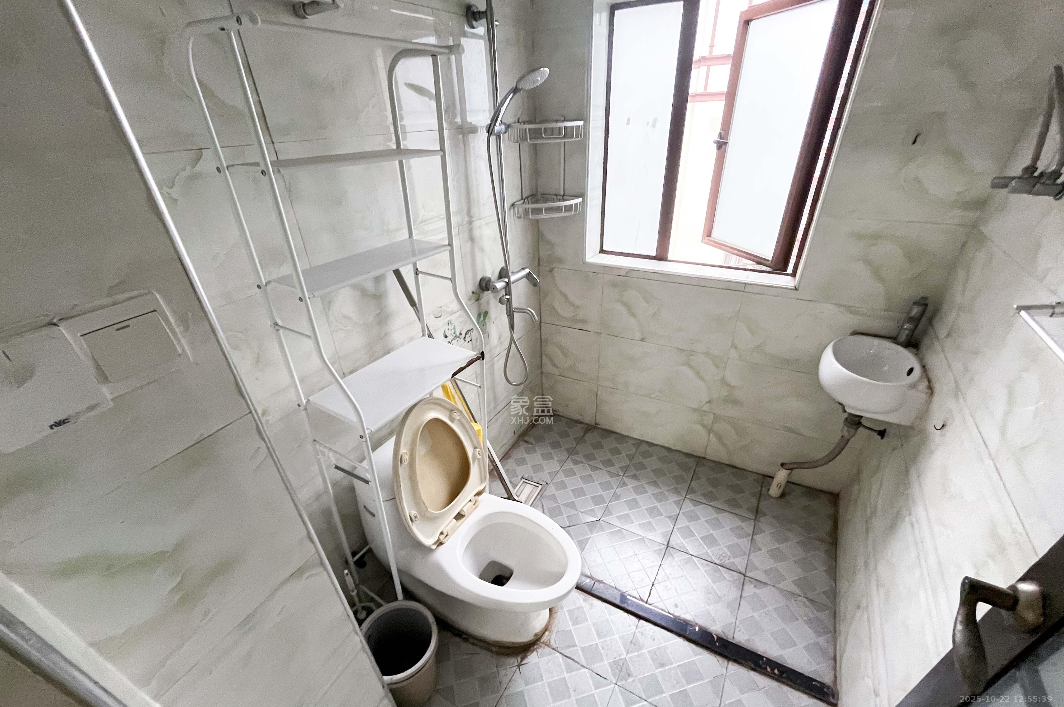 高信向日葵 3室2厅2卫 98.8万 高信向日葵 3室2厅2卫 98.8万卫生间