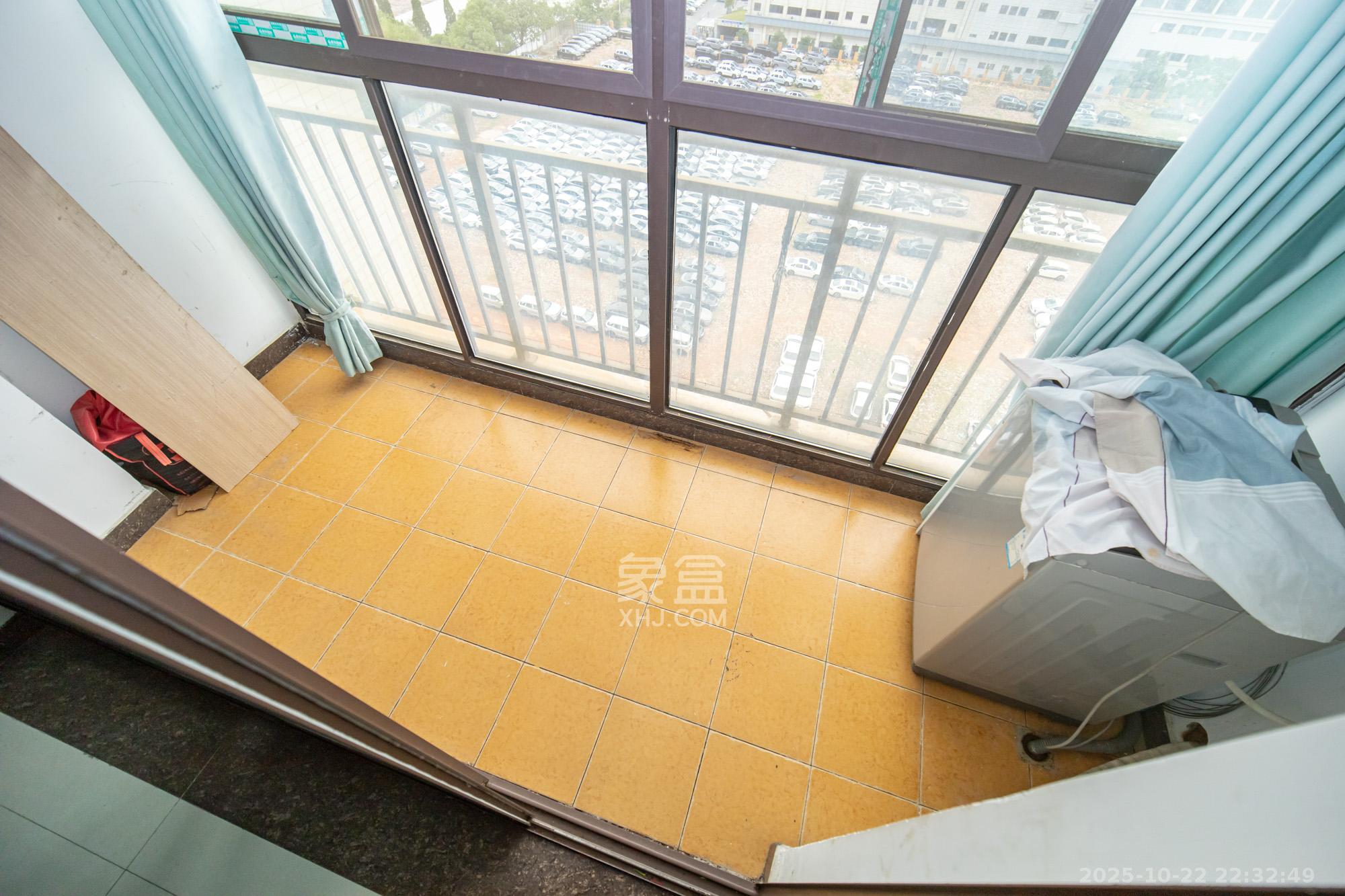 新长海广场  2室2厅1卫    42.8万阳台