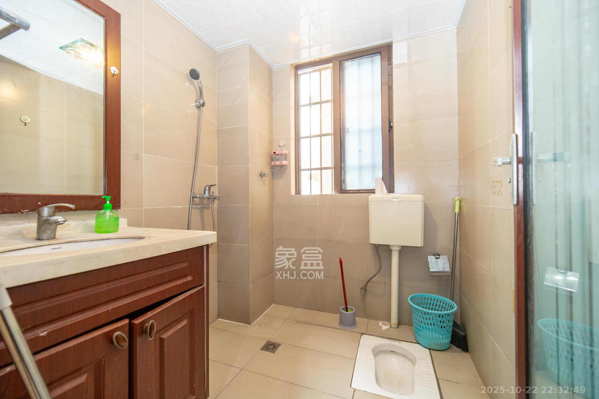 新长海广场  2室2厅1卫    42.8万卫生间