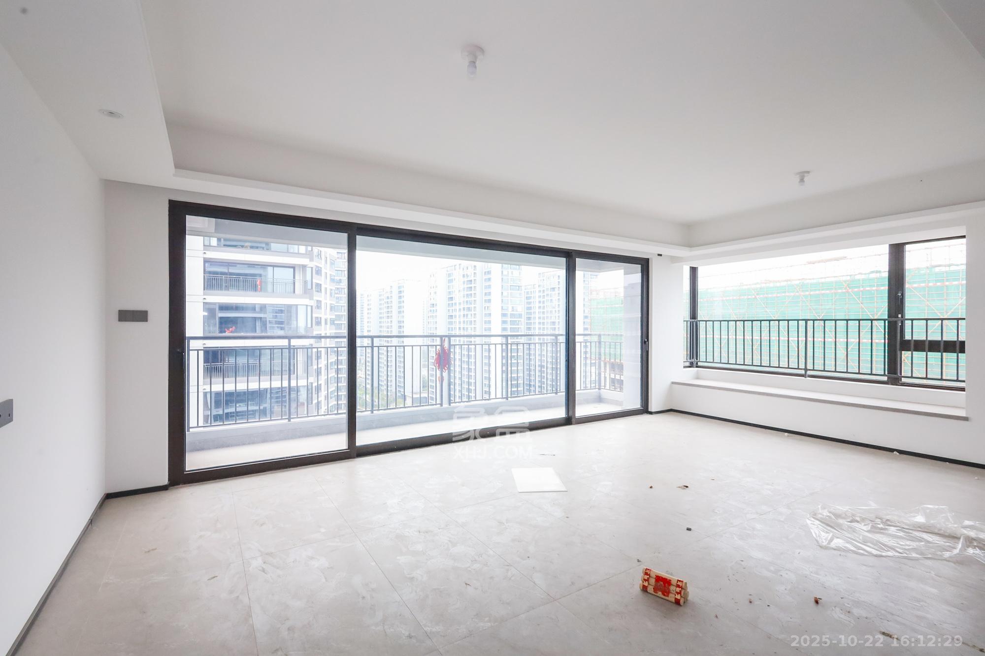 万科森林公园  4室2厅2卫    228.0万 万科森林公园  4室2厅2卫    228.0万客厅