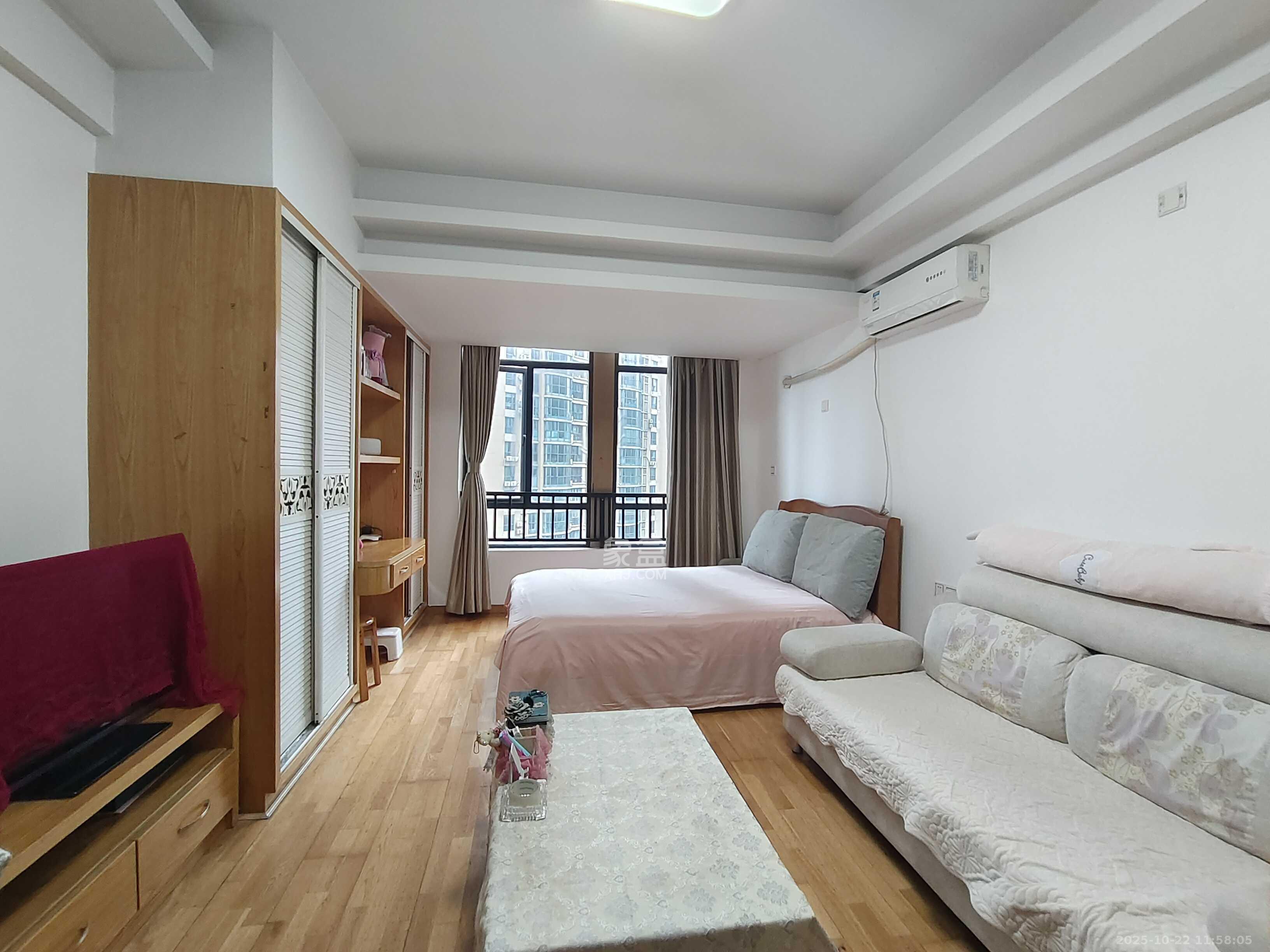 融圣国际  1室1厅1卫    1800.0元/月 融圣国际  1室1厅1卫    1800.0元/月