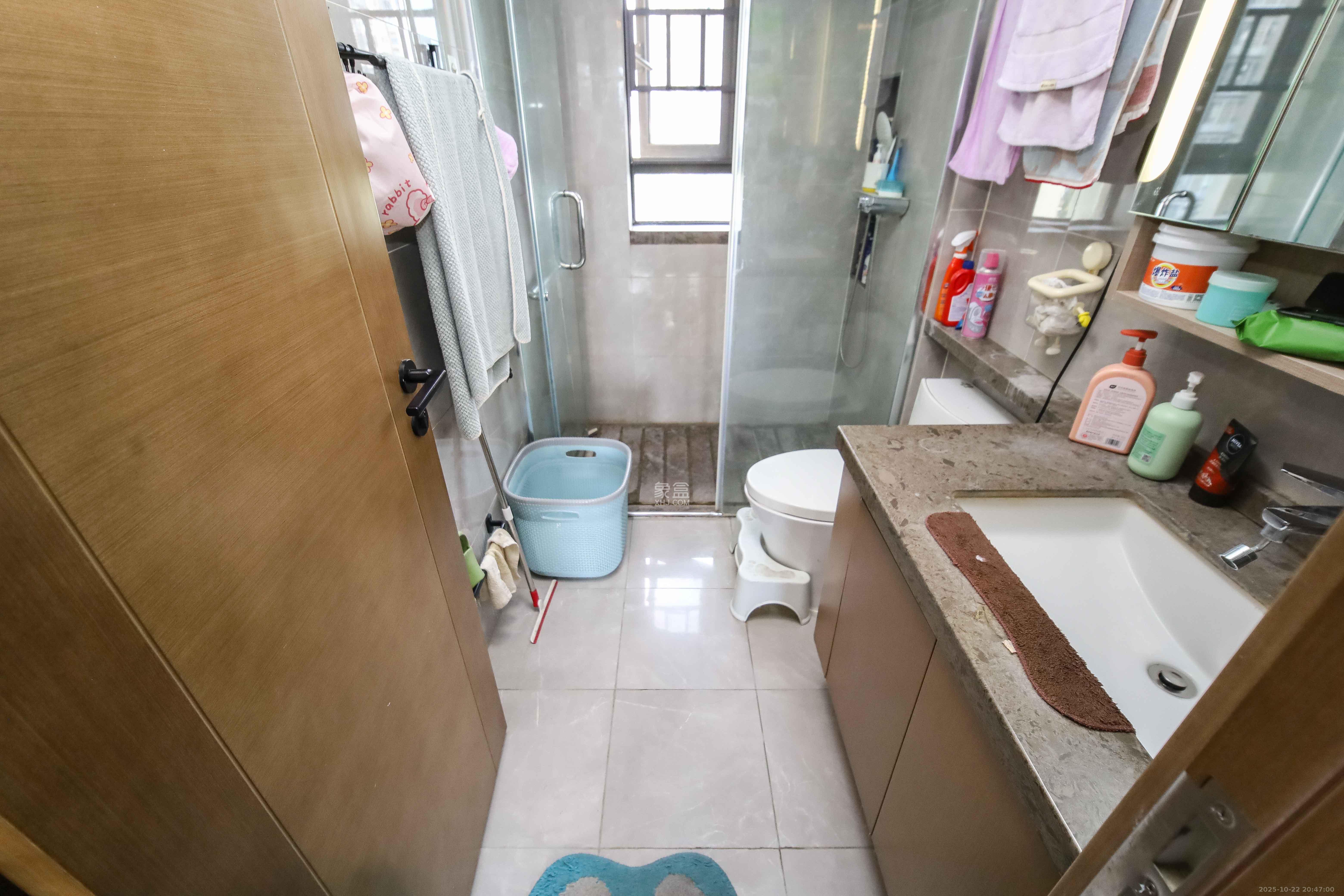 万科金域蓝湾  4室2厅2卫    198.0万卫生间