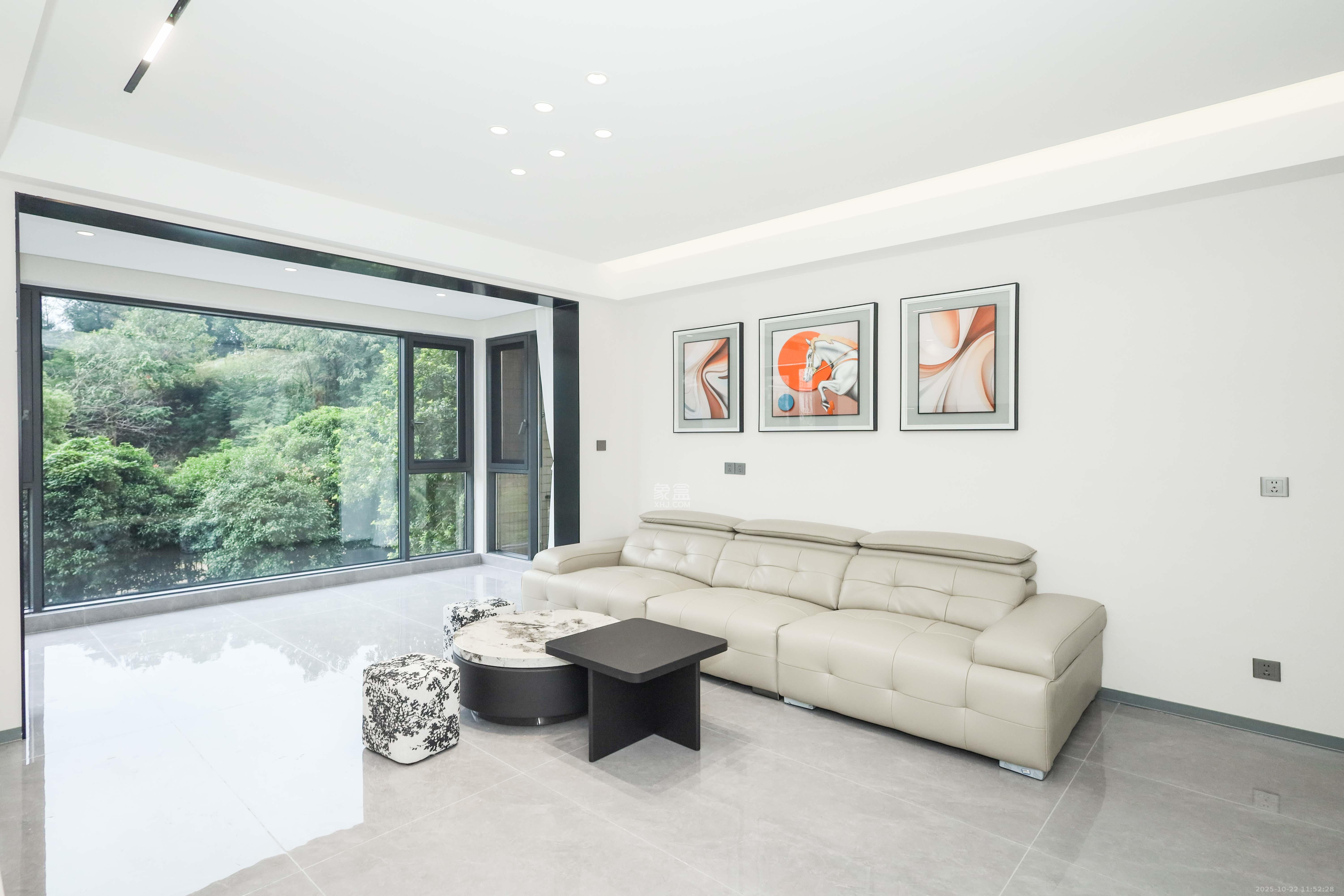 天元涉外景园C区  3室2厅2卫    105.8万客厅