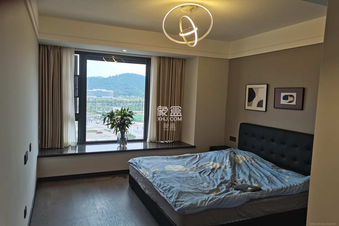 绿地麓云国际二期  5室2厅2卫    6500.0元/月 绿地麓云国际二期  5室2厅2卫    6500.0元/月室内图