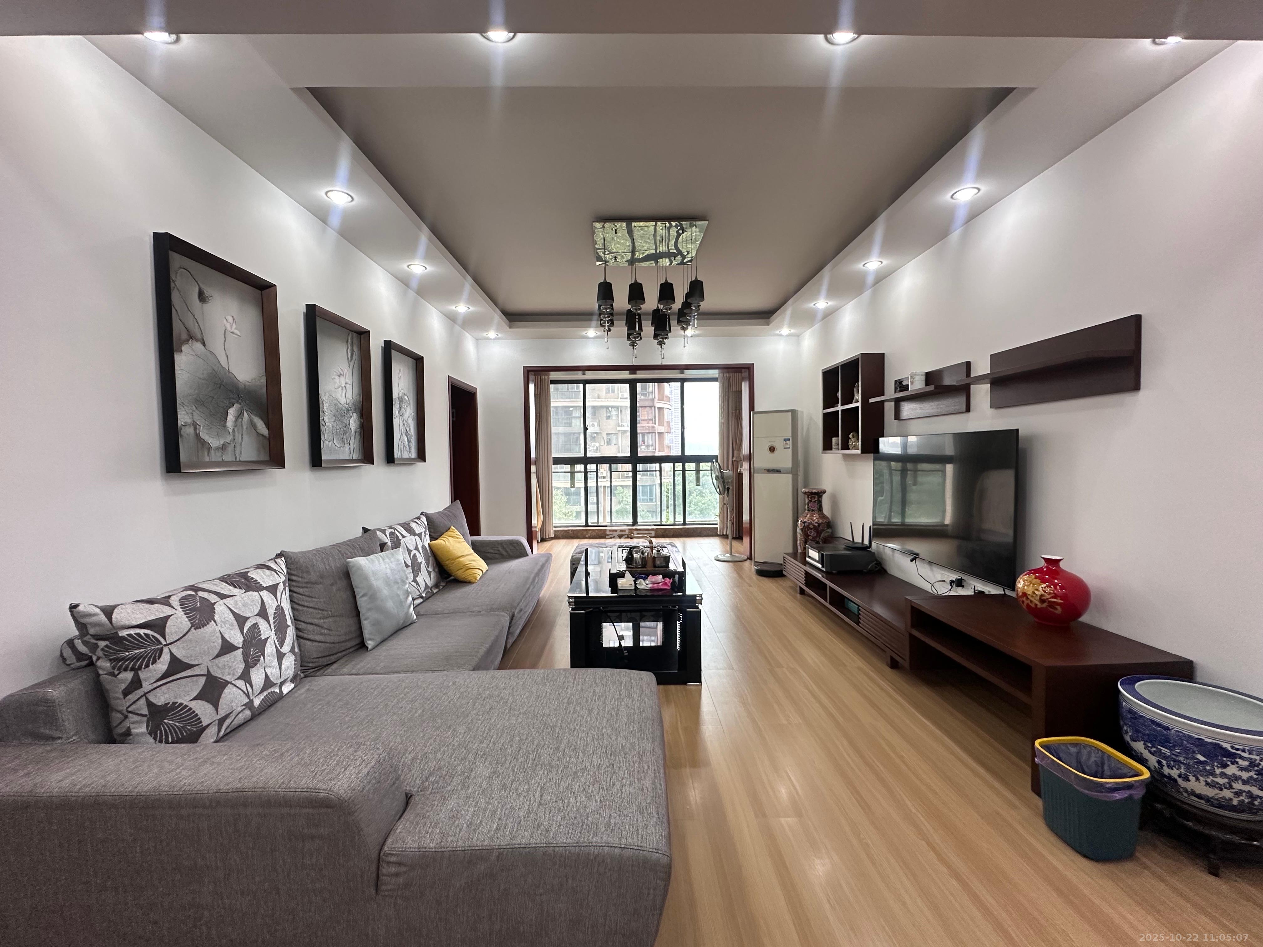 藏珑湖上国际花园  3室2厅2卫    3000.0元/月