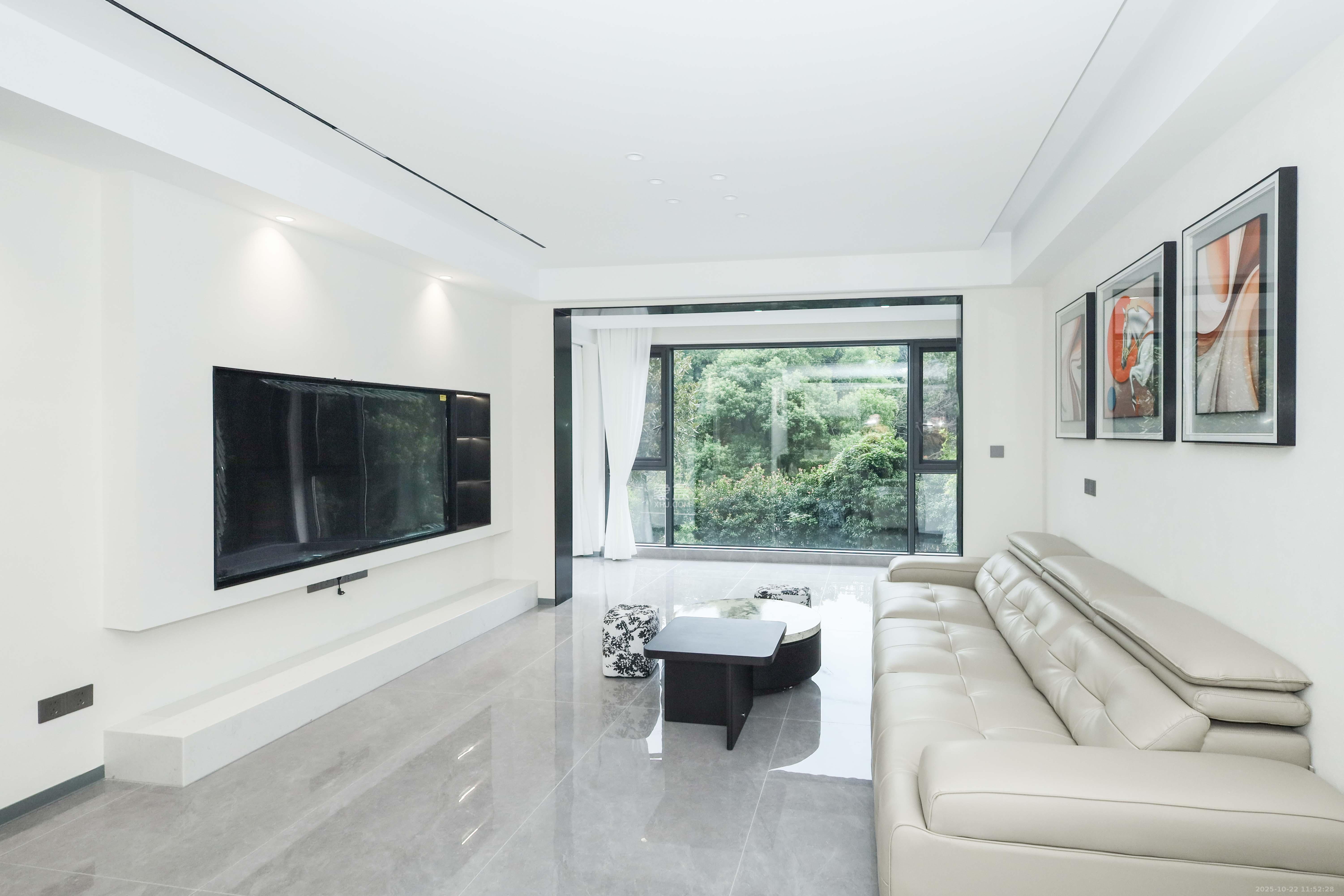 天元涉外景园C区  3室2厅2卫    105.8万客厅