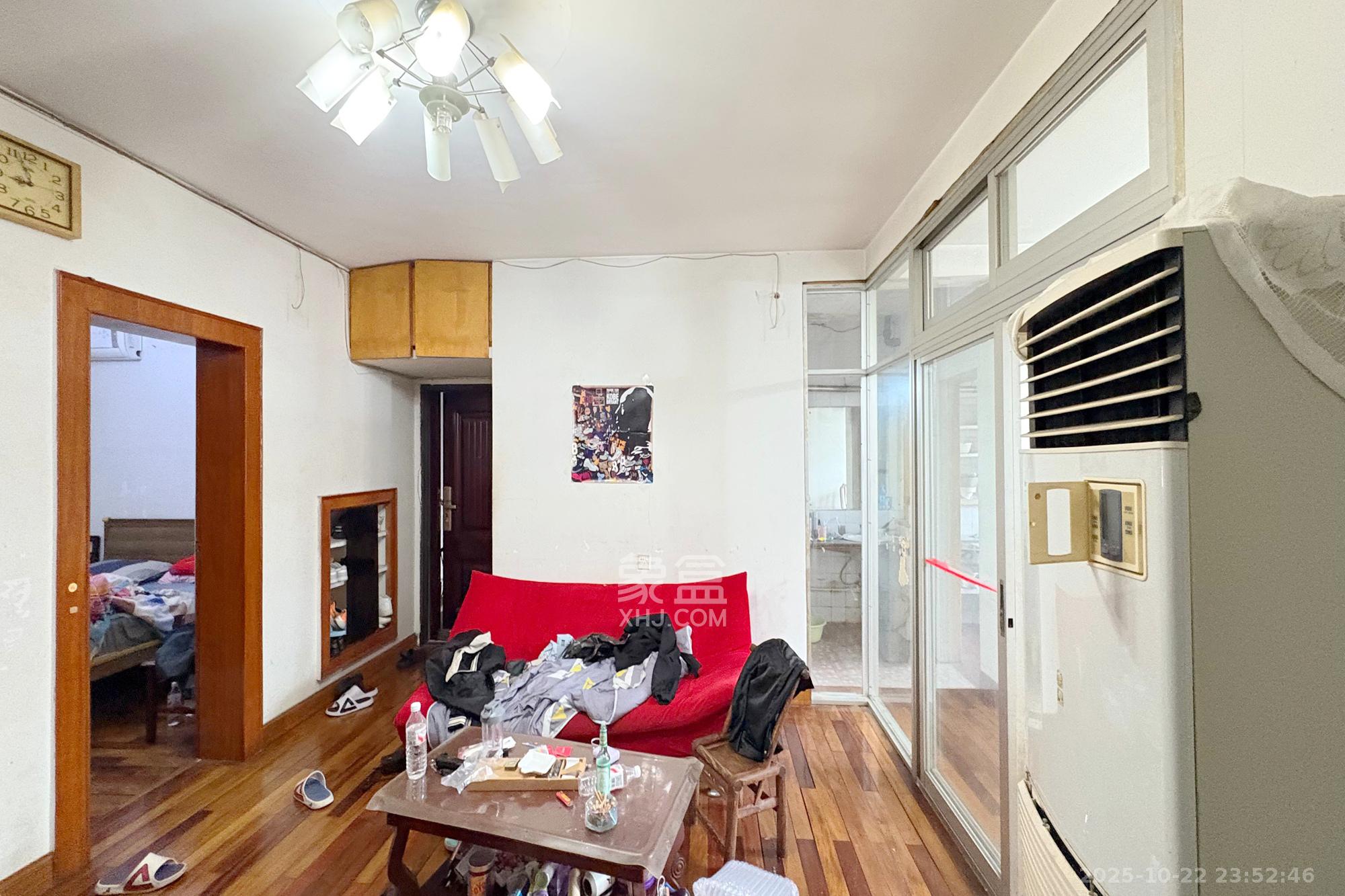 省建苑小区  3室1厅1卫    55.0万客厅