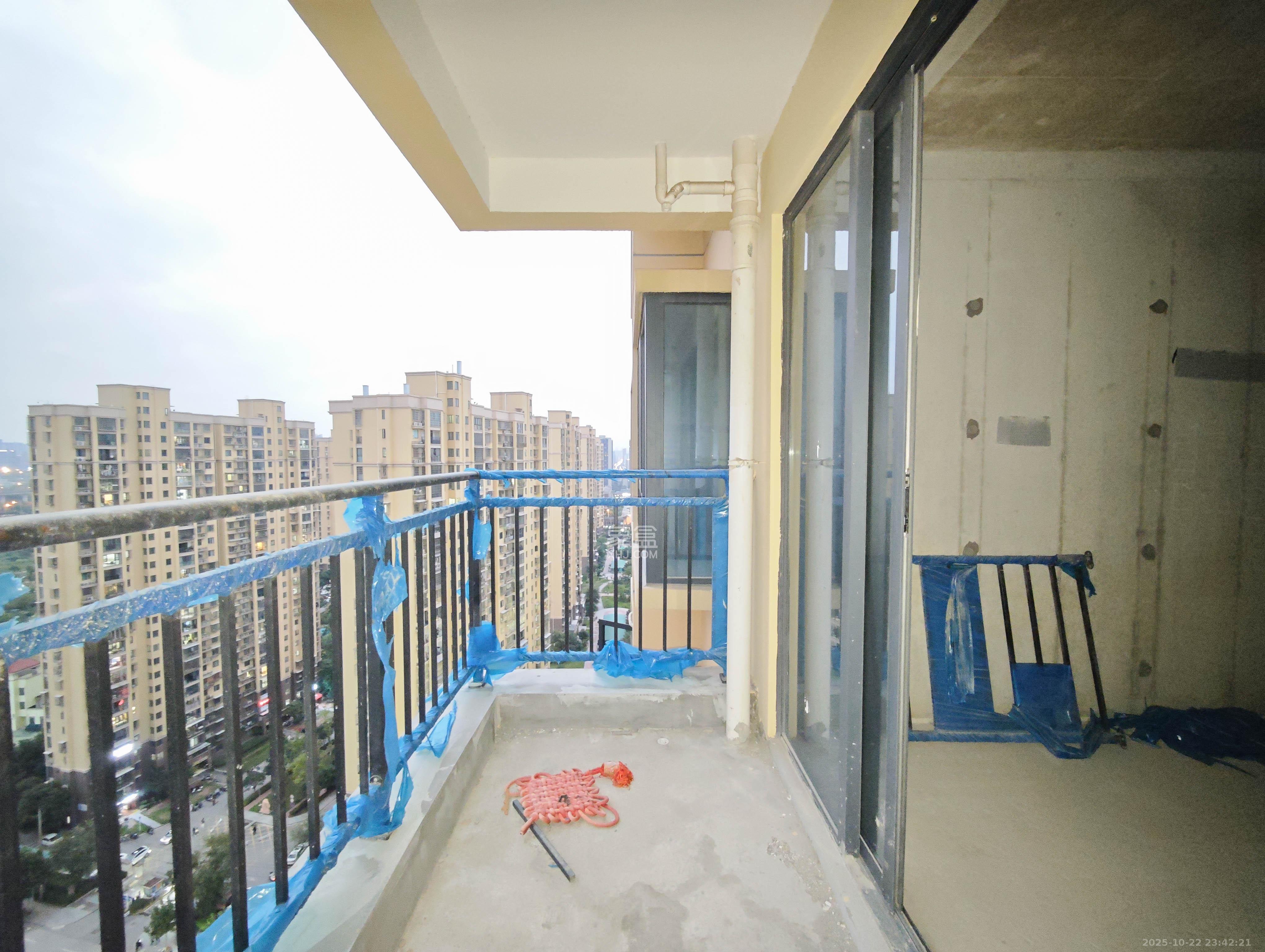 伊景园滨河苑 3室2厅2卫 75.0万 伊景园滨河苑 3室2厅2卫 75.0万阳台