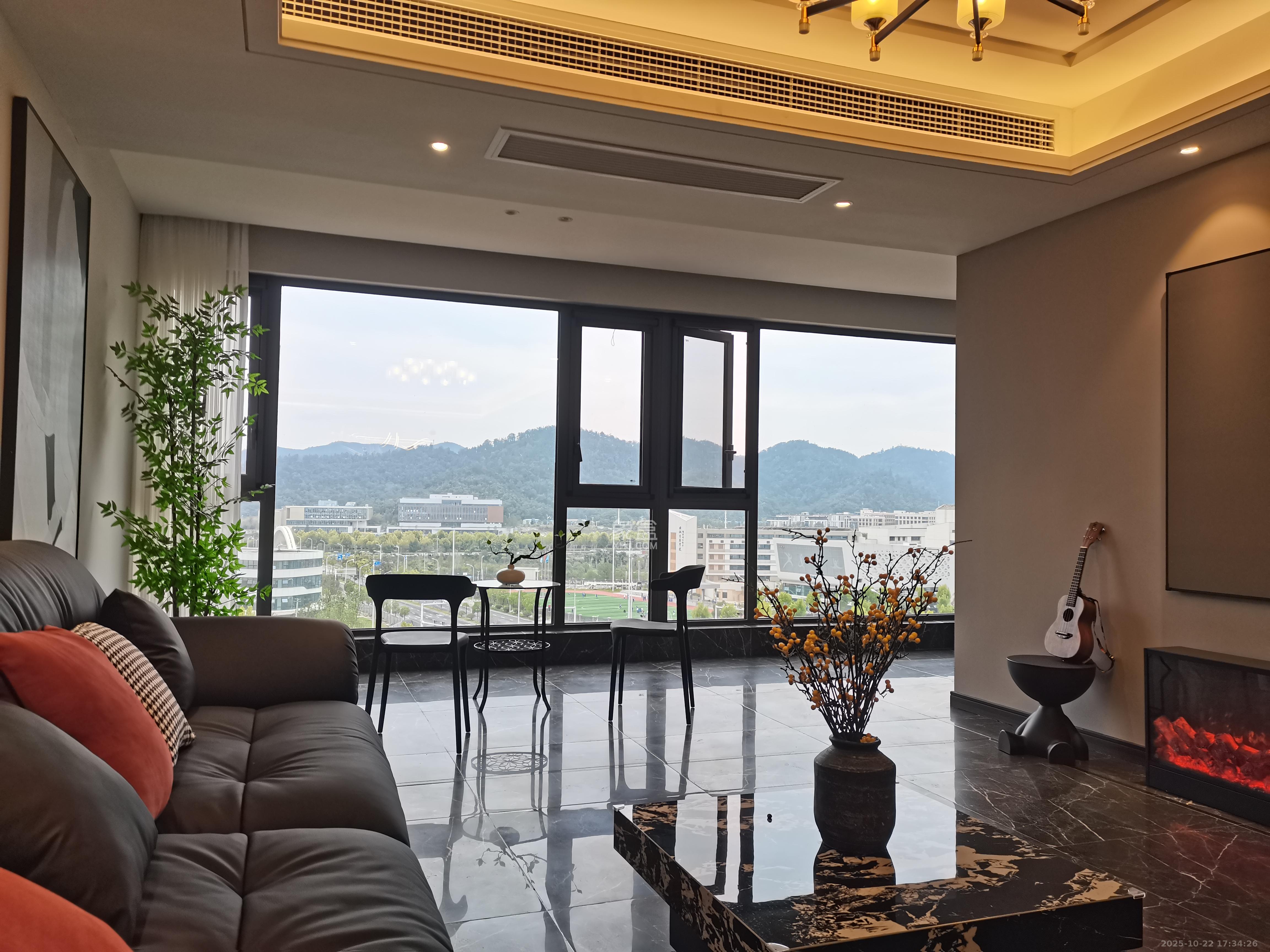 绿地麓云国际二期  5室2厅2卫    6500.0元/月室内图