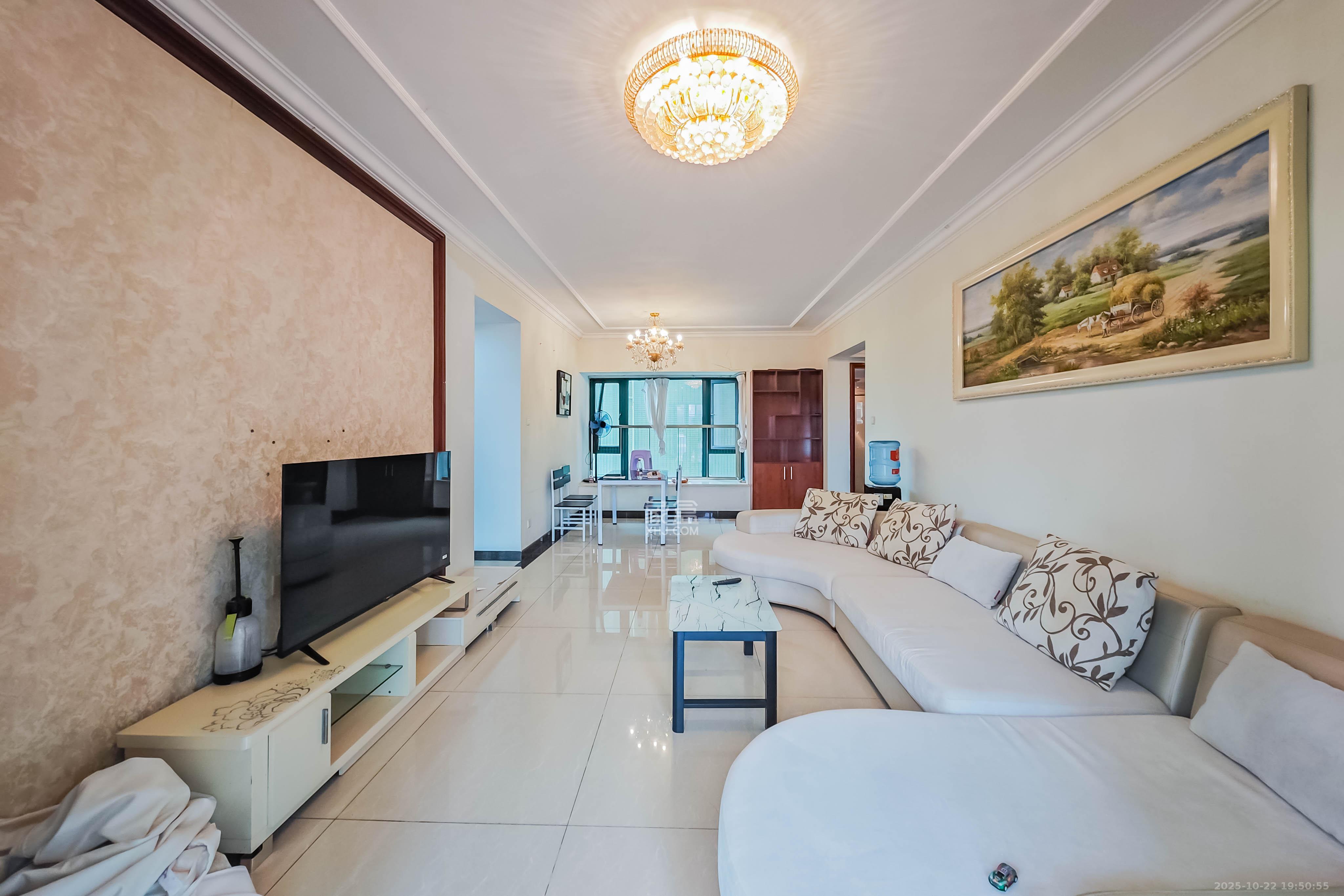 恒大绿洲  3室2厅2卫    108.0万客厅