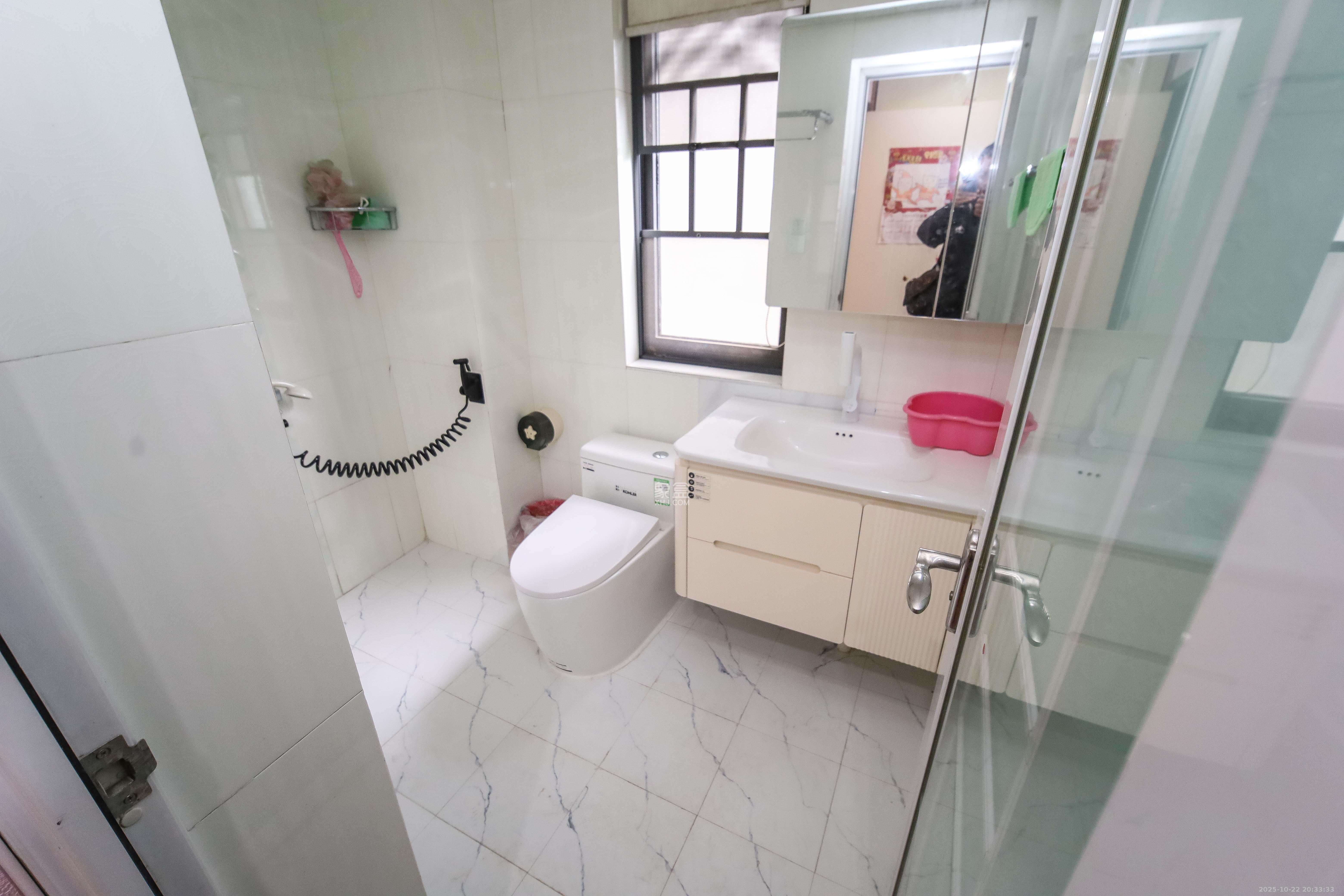 西街花园  4室2厅2卫    220.0万卫生间