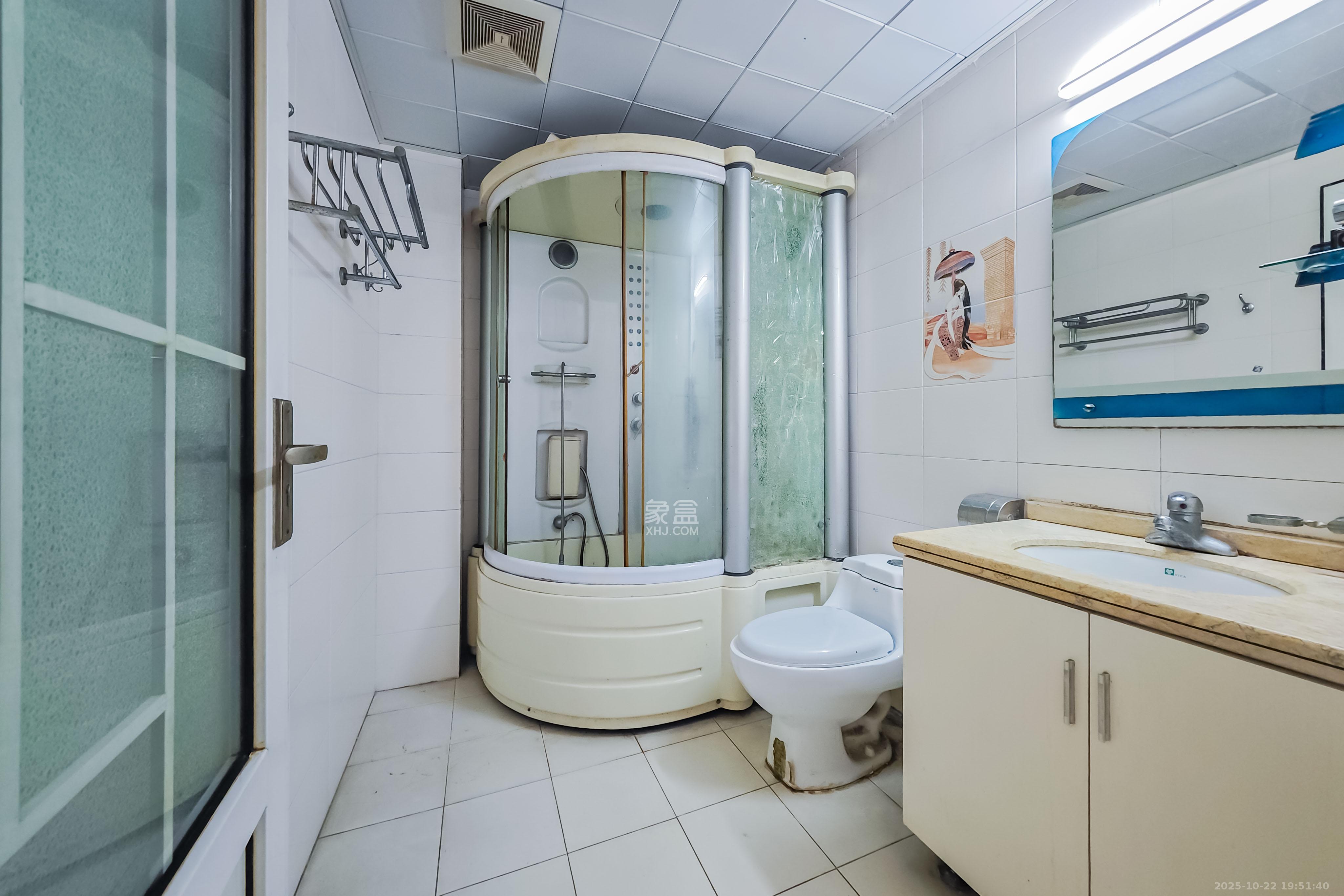 新星小区  3室2厅2卫    82.0万卫生间