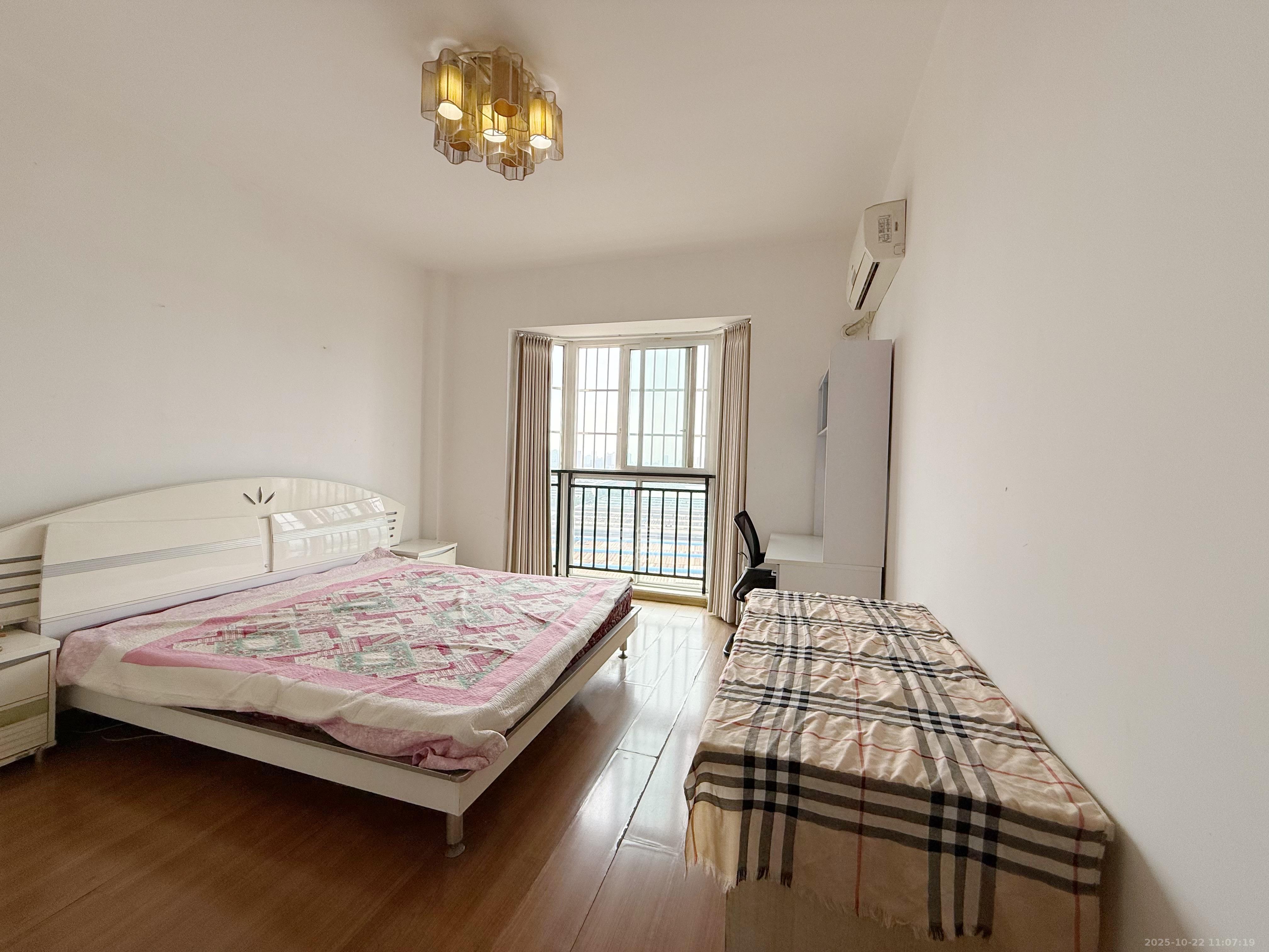 幸福洋房  3室2厅2卫    1800.0元/月室内图