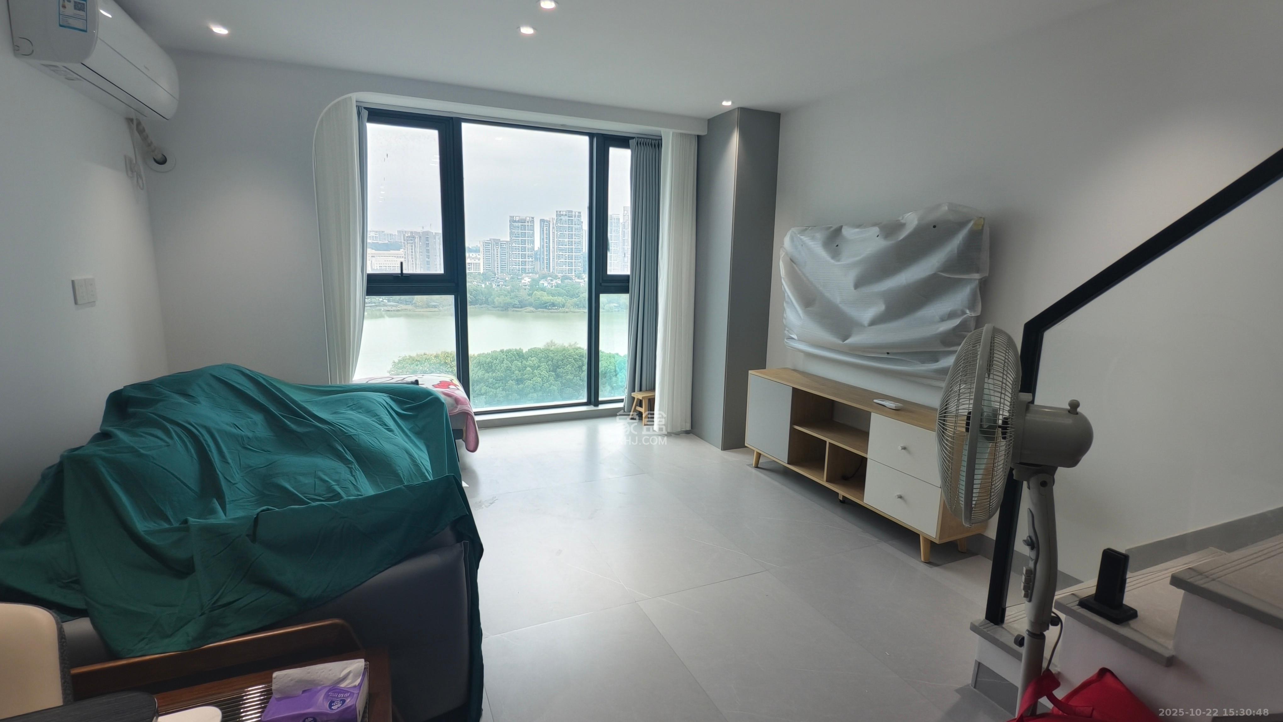 绿地V岛  1室1厅1卫    2400.0元/月室内图