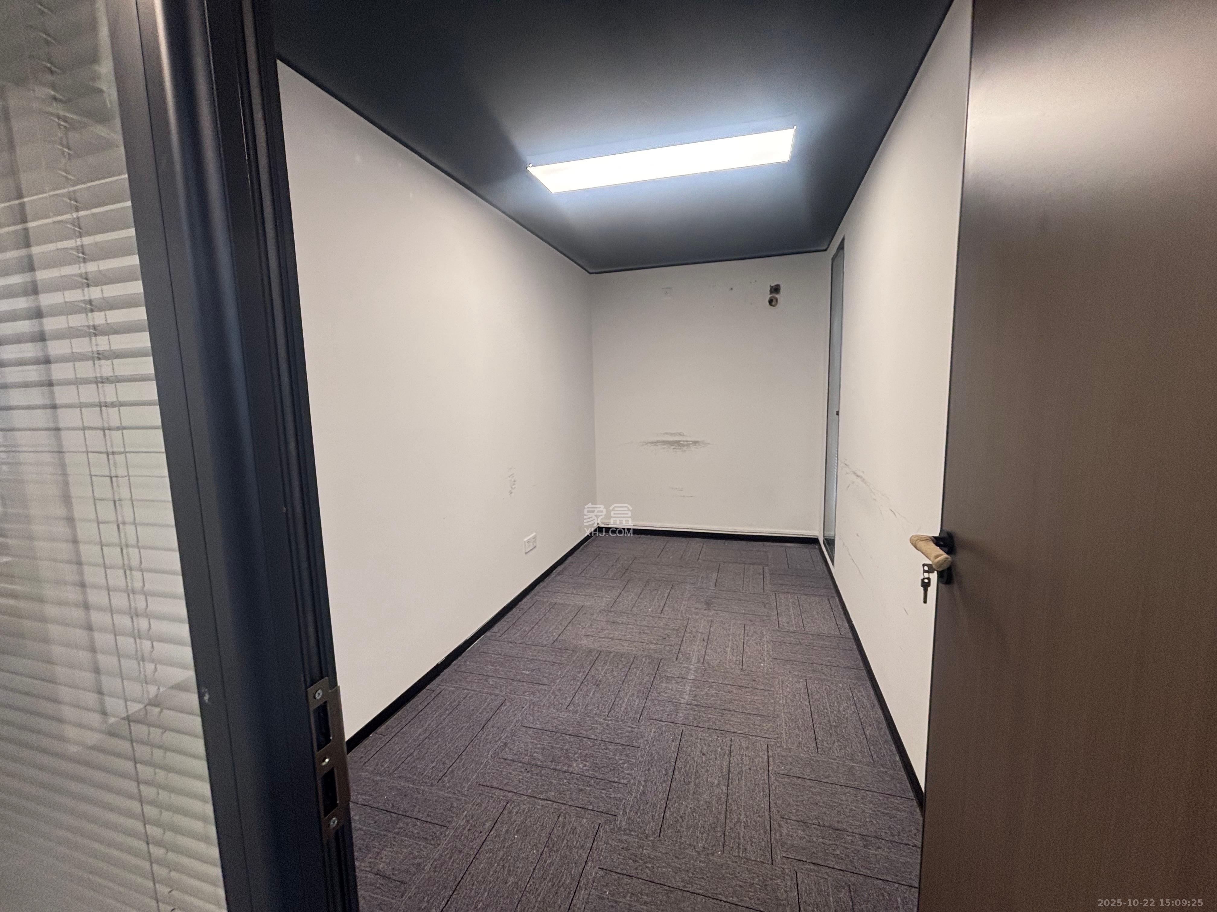 至雅大厦  4室1厅2卫    5000.0元/月室内图