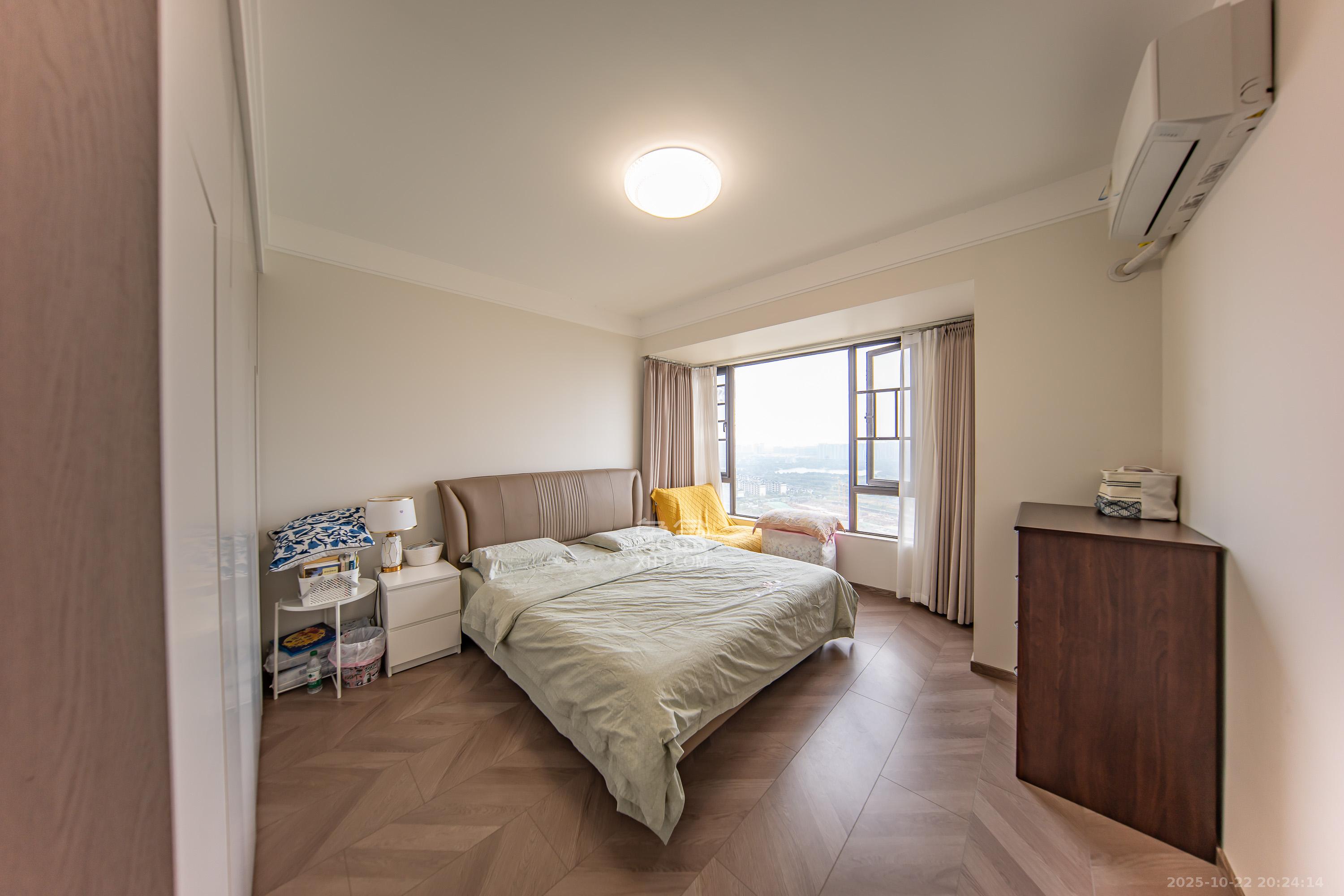 中海国际一期  4室2厅2卫    148.0万卧室