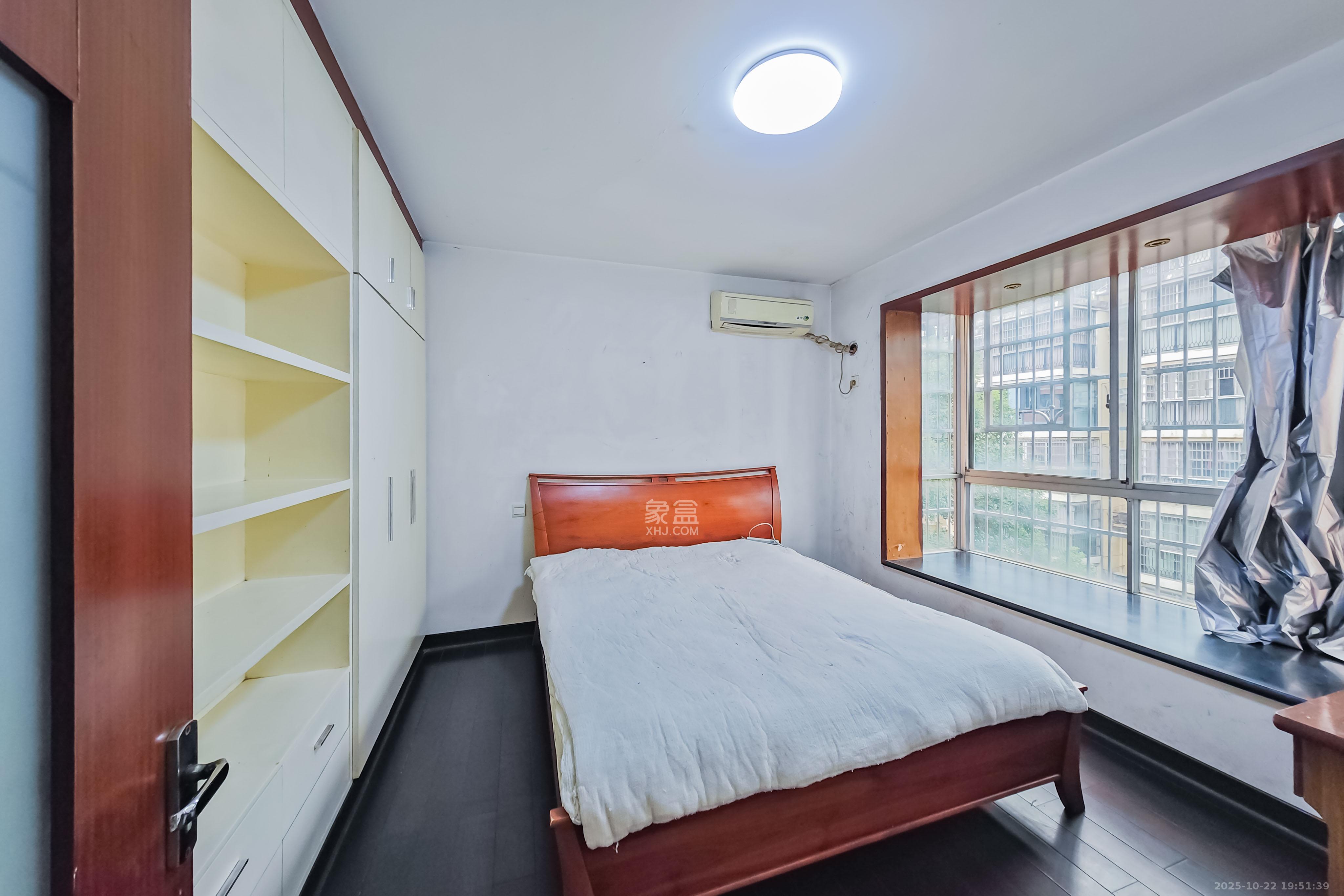 新星小区  3室2厅2卫    82.0万卧室