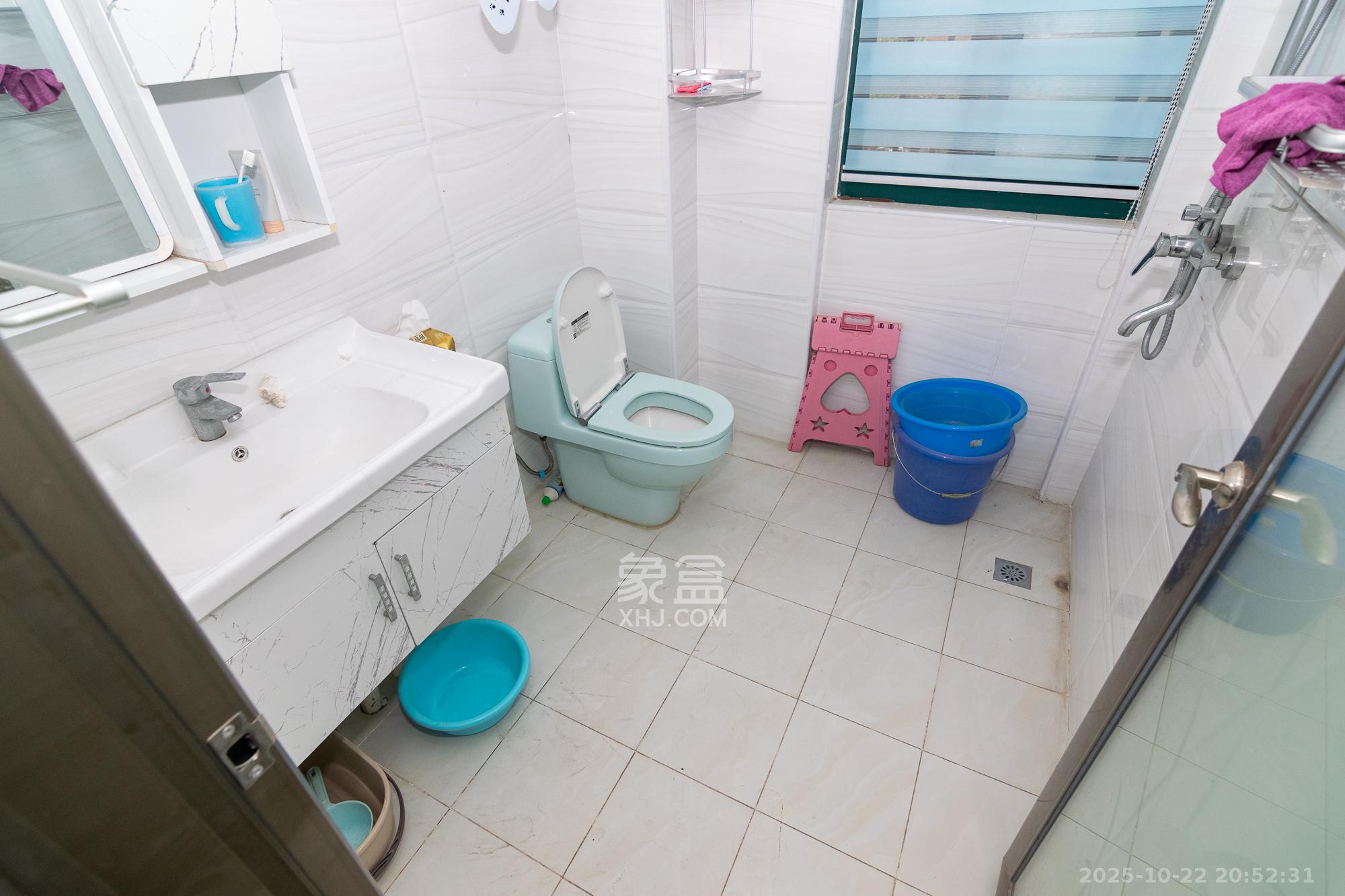 富基世纪公园  3室2厅2卫    65.0万卫生间