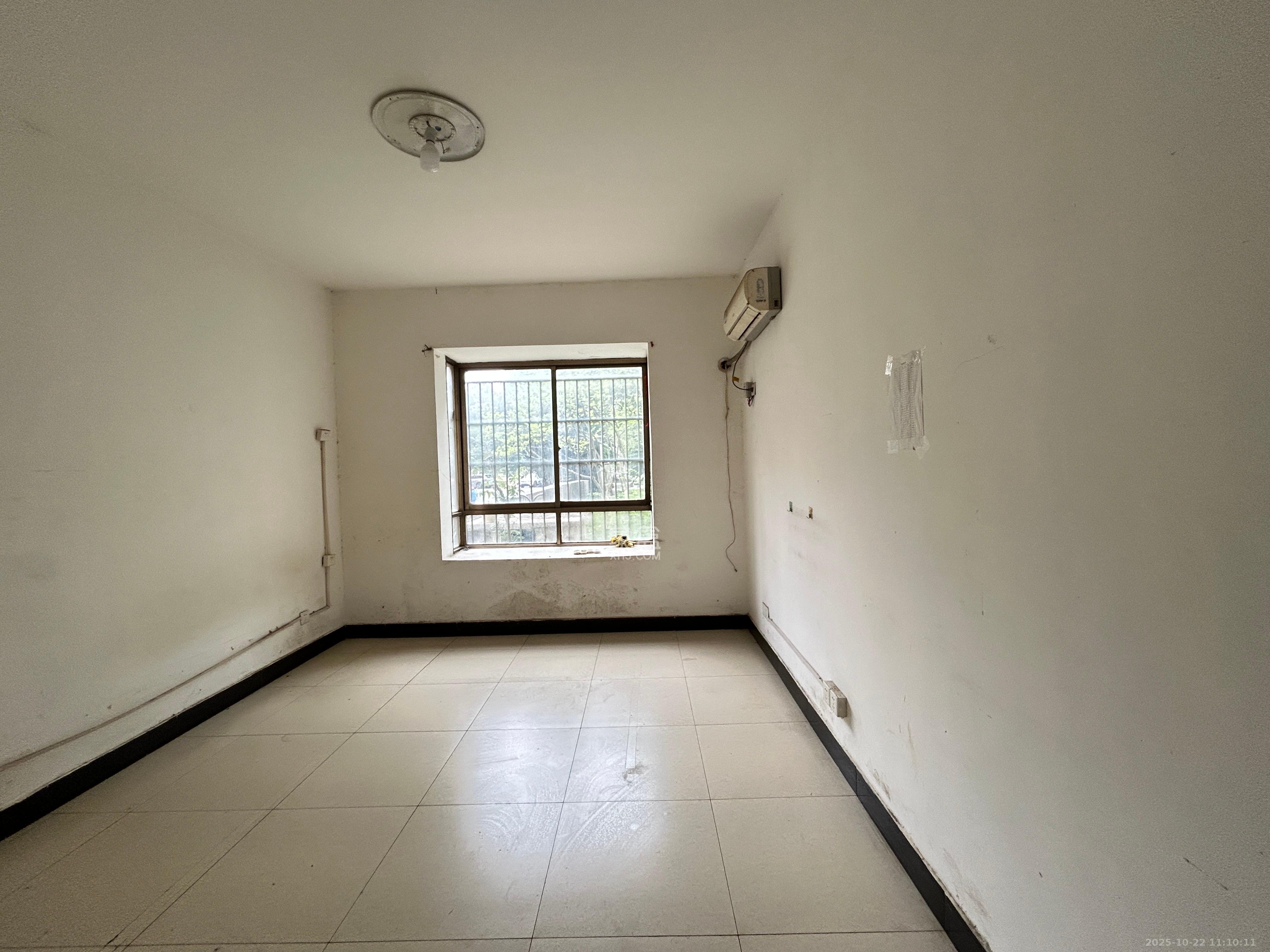 阳明山庄  5室2厅2卫    2400.0元/月室内图