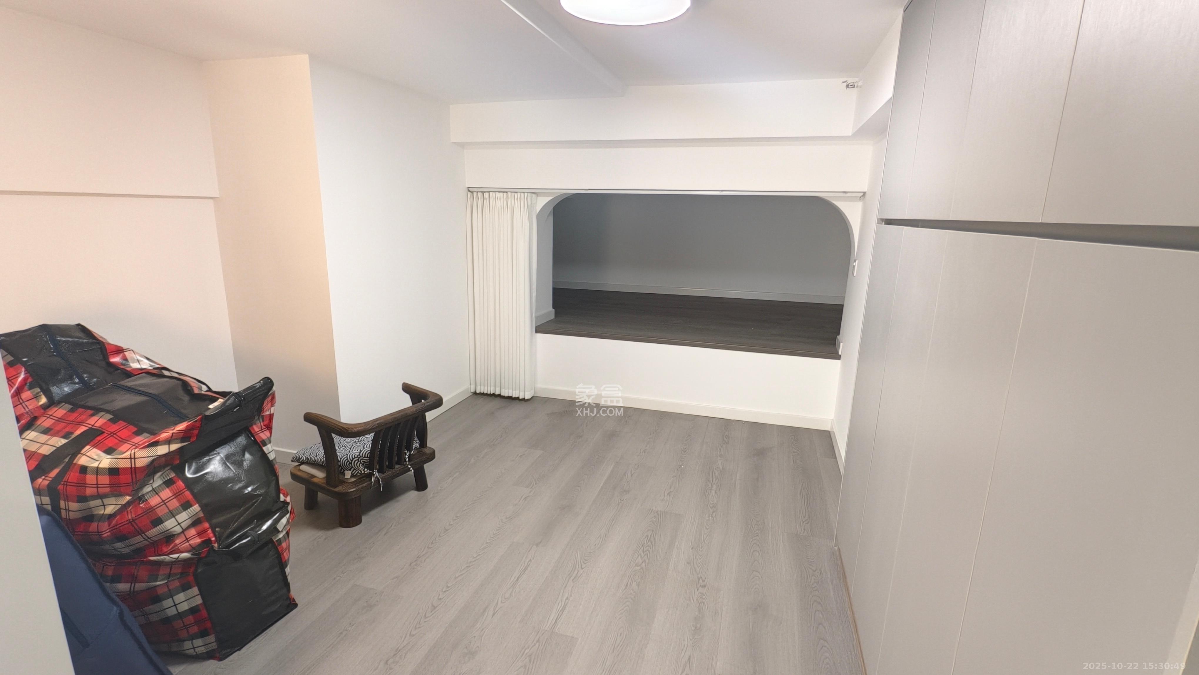 绿地V岛  1室1厅1卫    2400.0元/月室内图