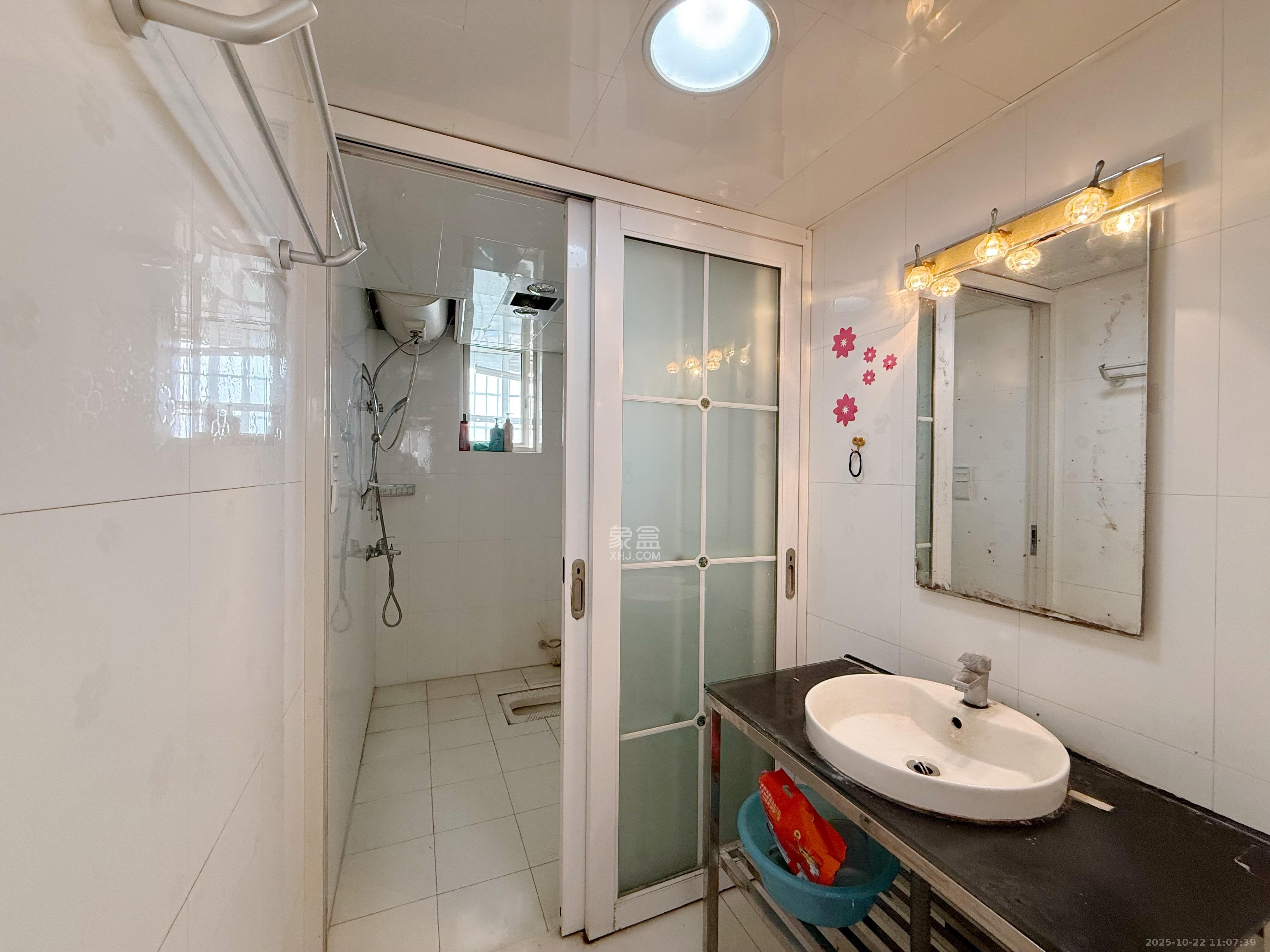 幸福洋房  3室2厅2卫    1800.0元/月室内图