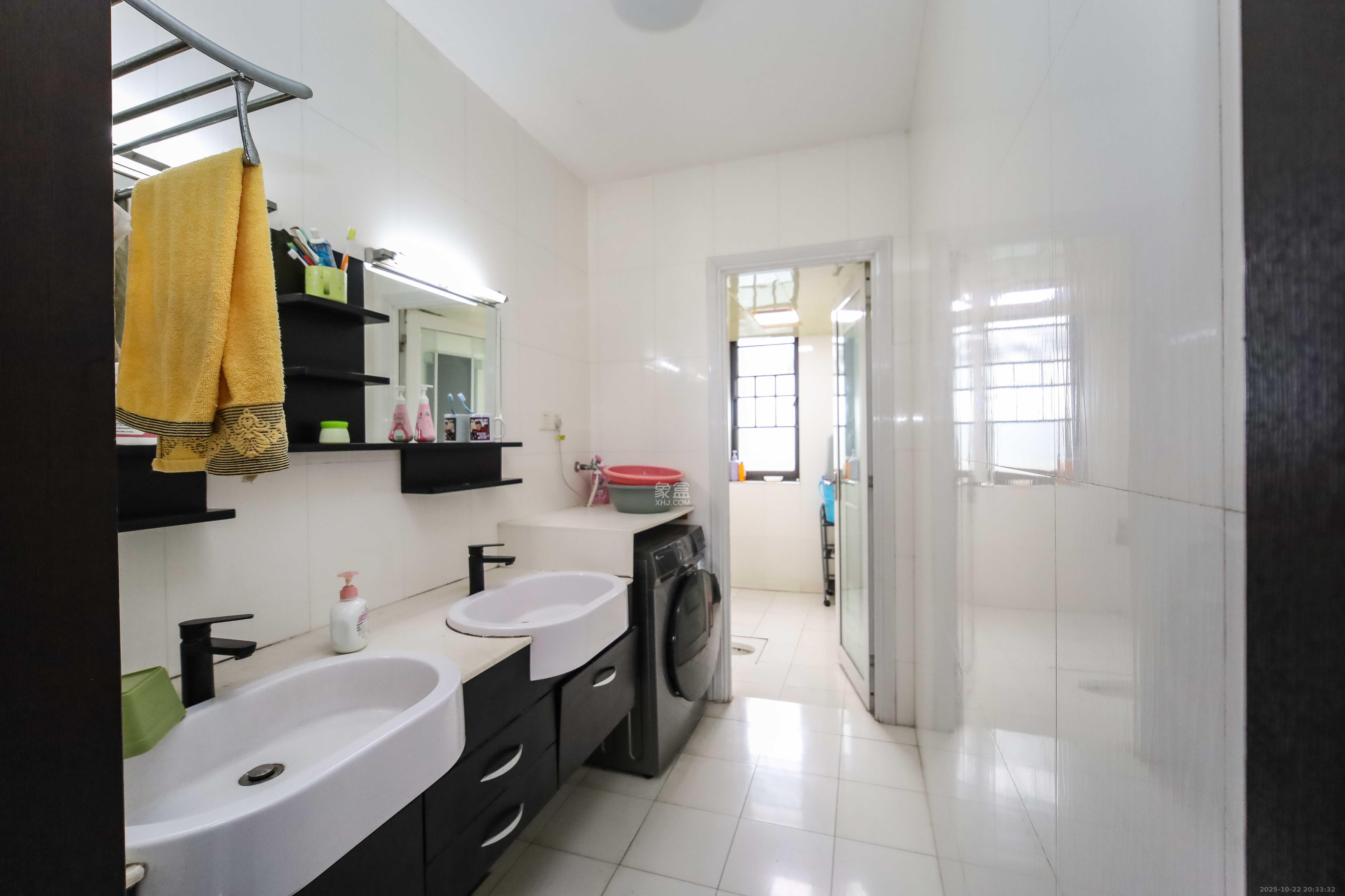 西街花园  4室2厅2卫    220.0万卫生间