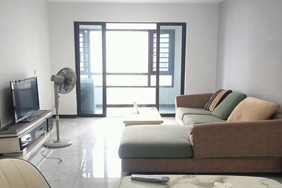 长房星珑湾  3室2厅1卫    1800.0元/月 长房星珑湾  3室2厅1卫    1800.0元/月室内图1