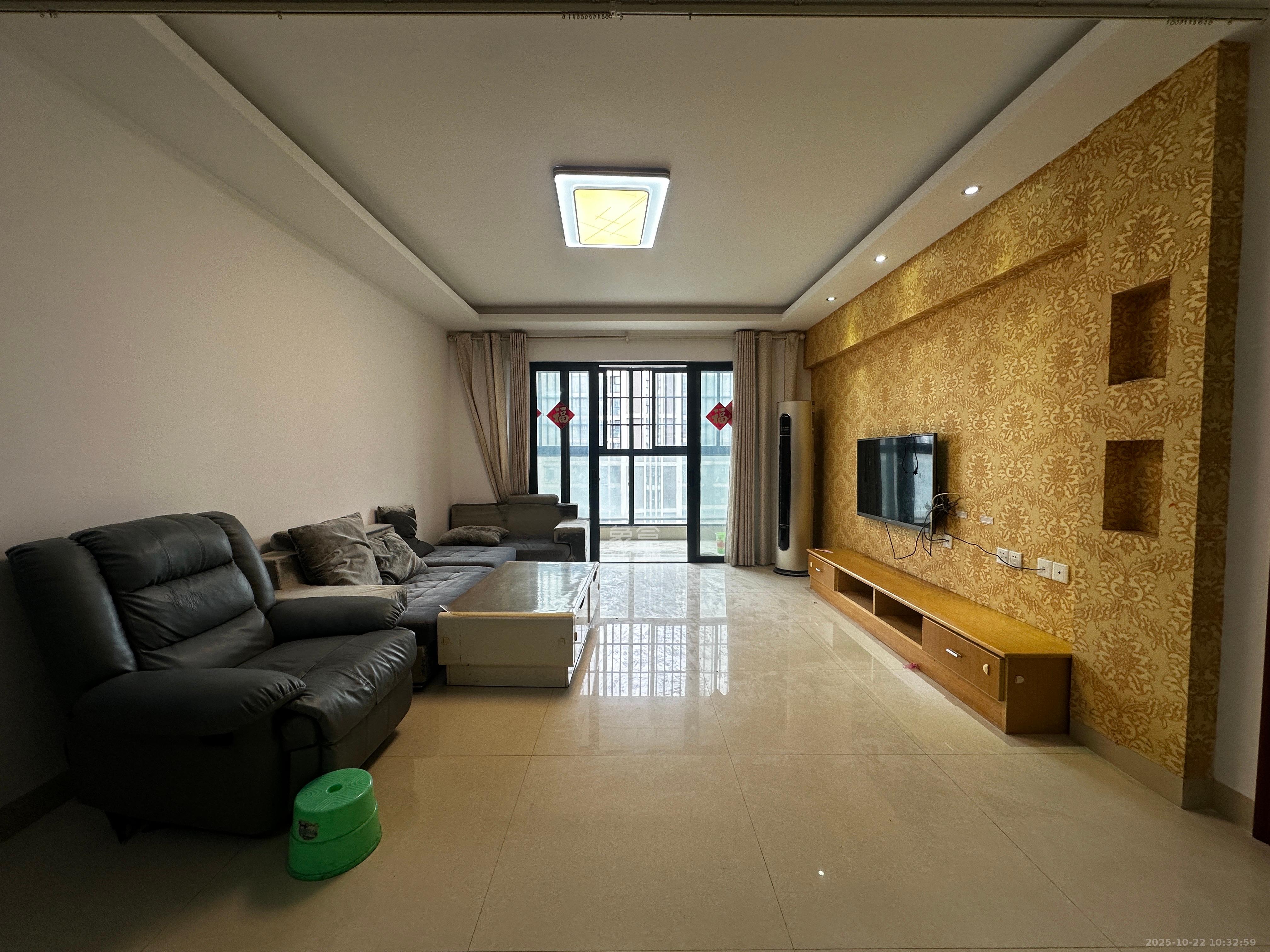 蓝山郡  3室2厅2卫    2200.0元/月