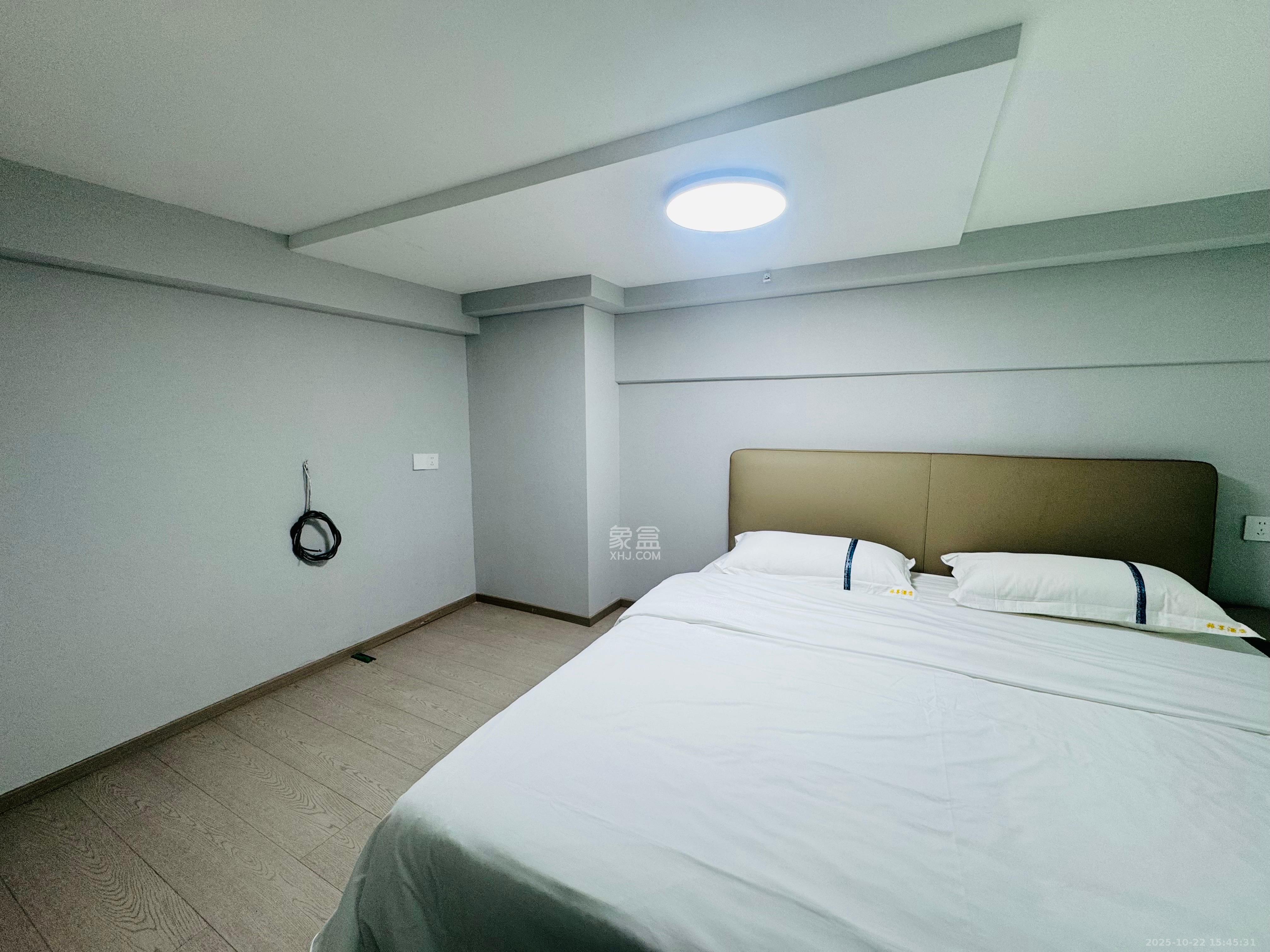 绿地商务广场 1室1厅1卫 2100.0元/月 绿地商务广场 1室1厅1卫 2100.0元/月室内图