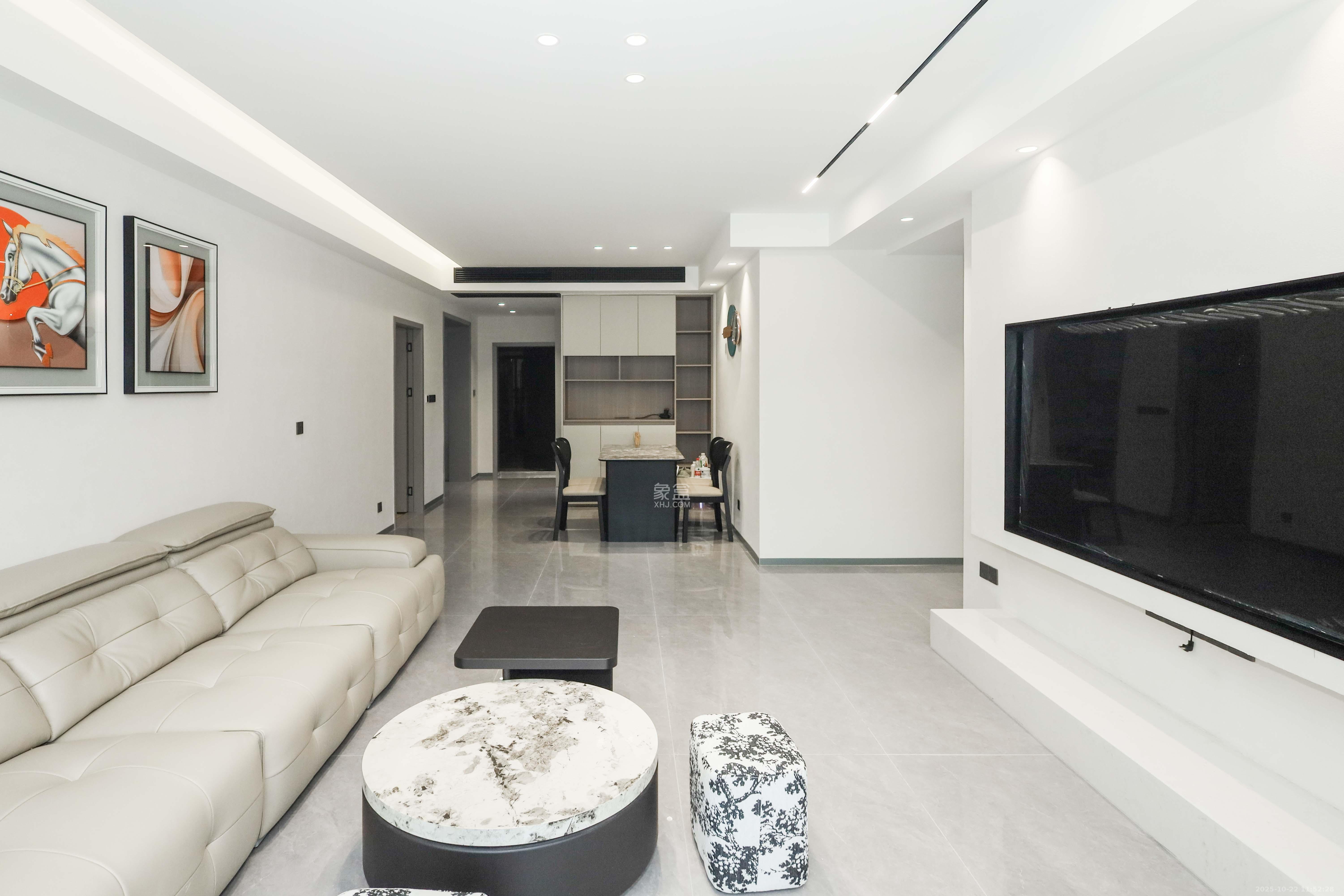 天元涉外景园C区  3室2厅2卫    105.8万客厅