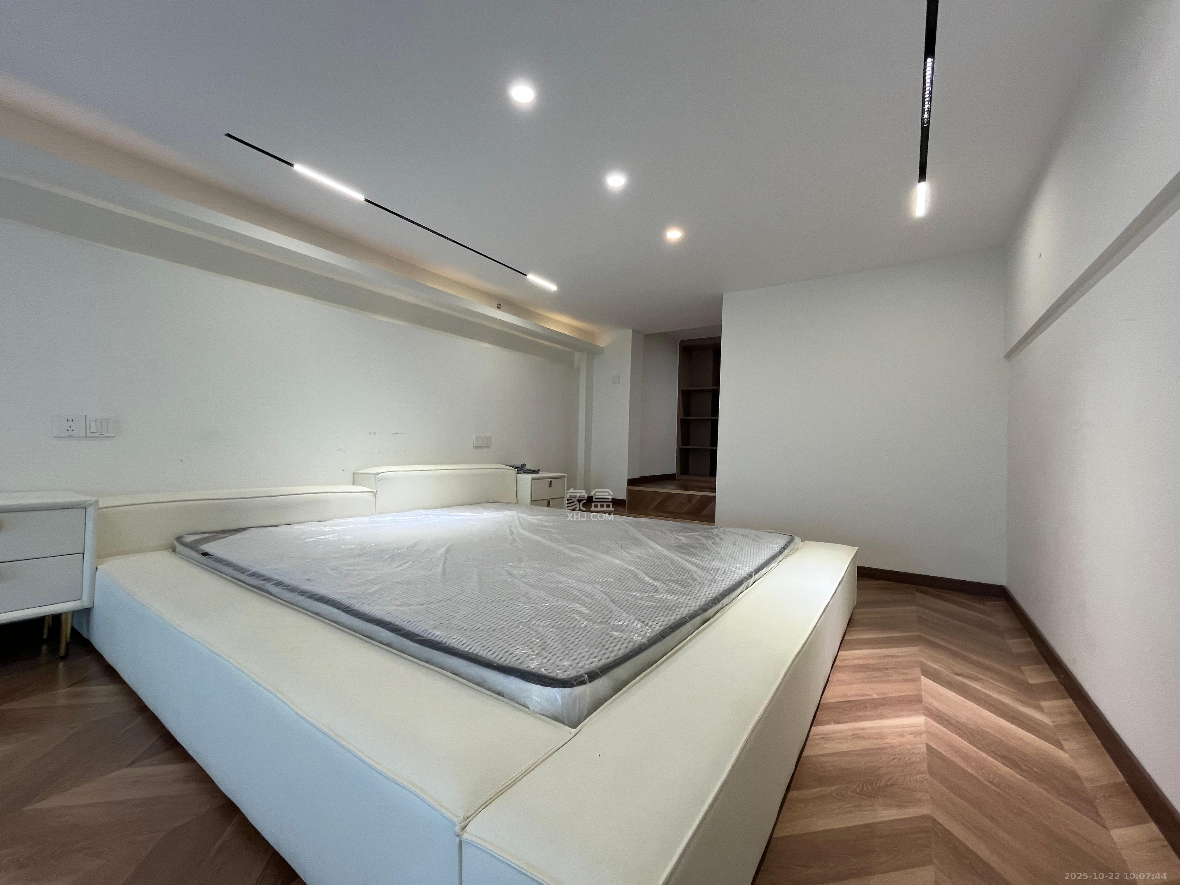 保利天禧EF区  1室2厅1卫    2500.0元/月室内图