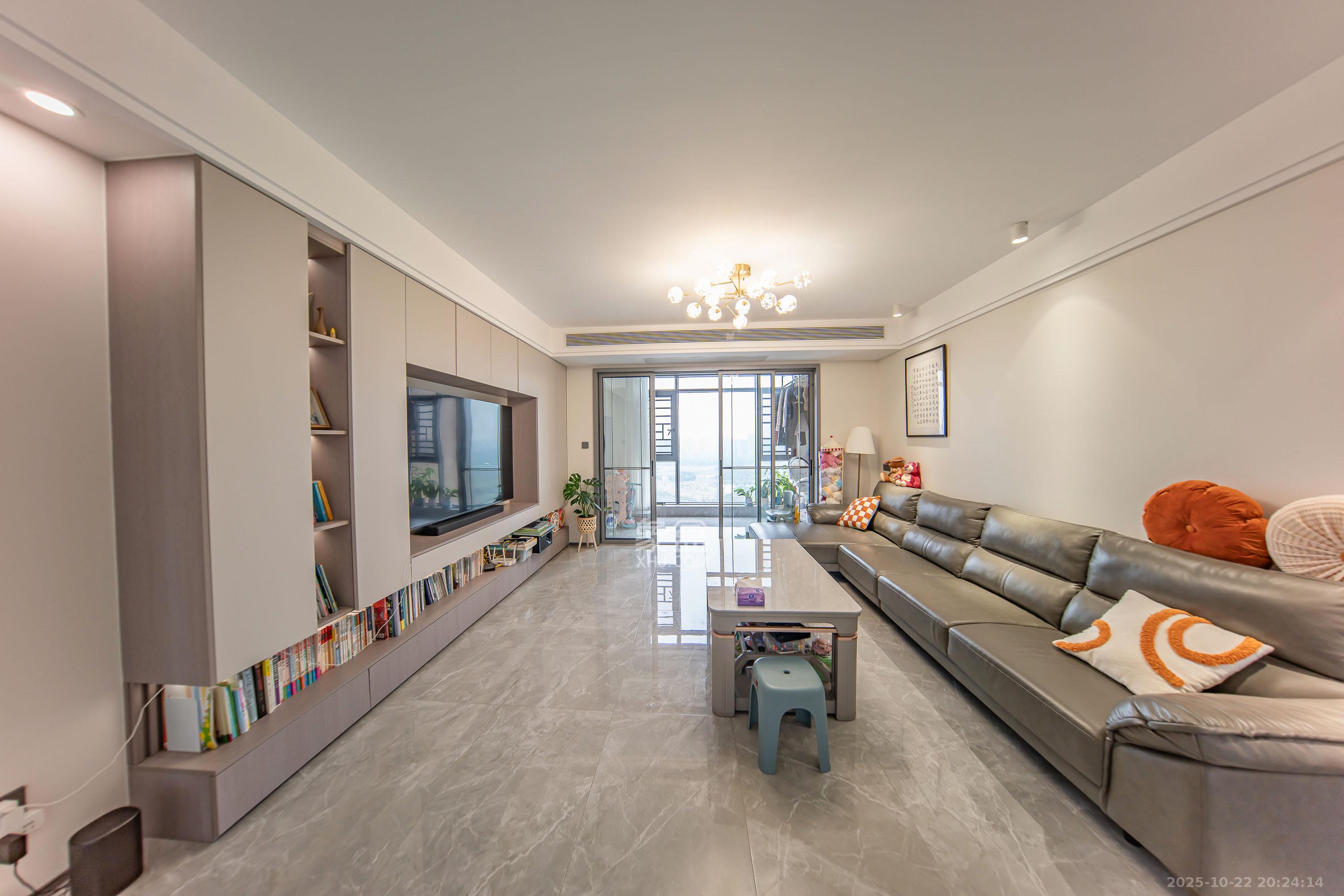 中海国际一期 4室2厅2卫 148.0万 中海国际一期 4室2厅2卫 148.0万客厅