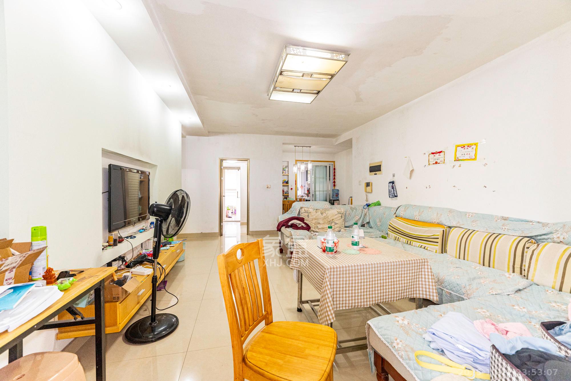 中南汽车世界 2室2厅1卫 30.0万 中南汽车世界 2室2厅1卫 30.0万客厅