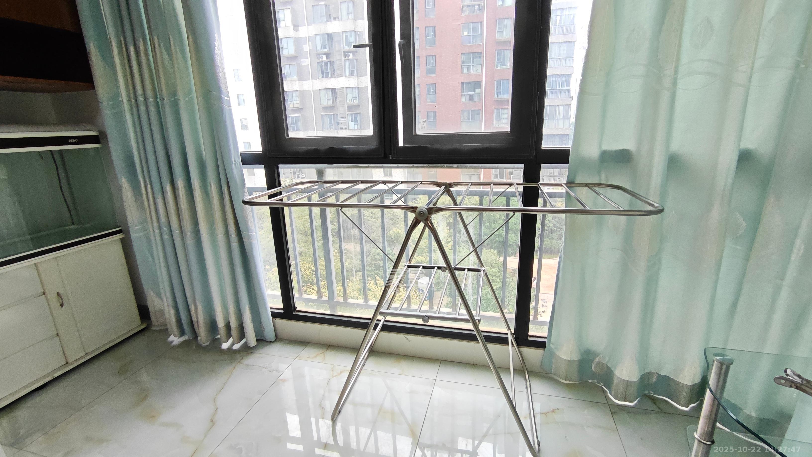 湘电友谊一号 2室2厅1卫 1300.0元/月 湘电友谊一号 2室2厅1卫 1300.0元/月室内图