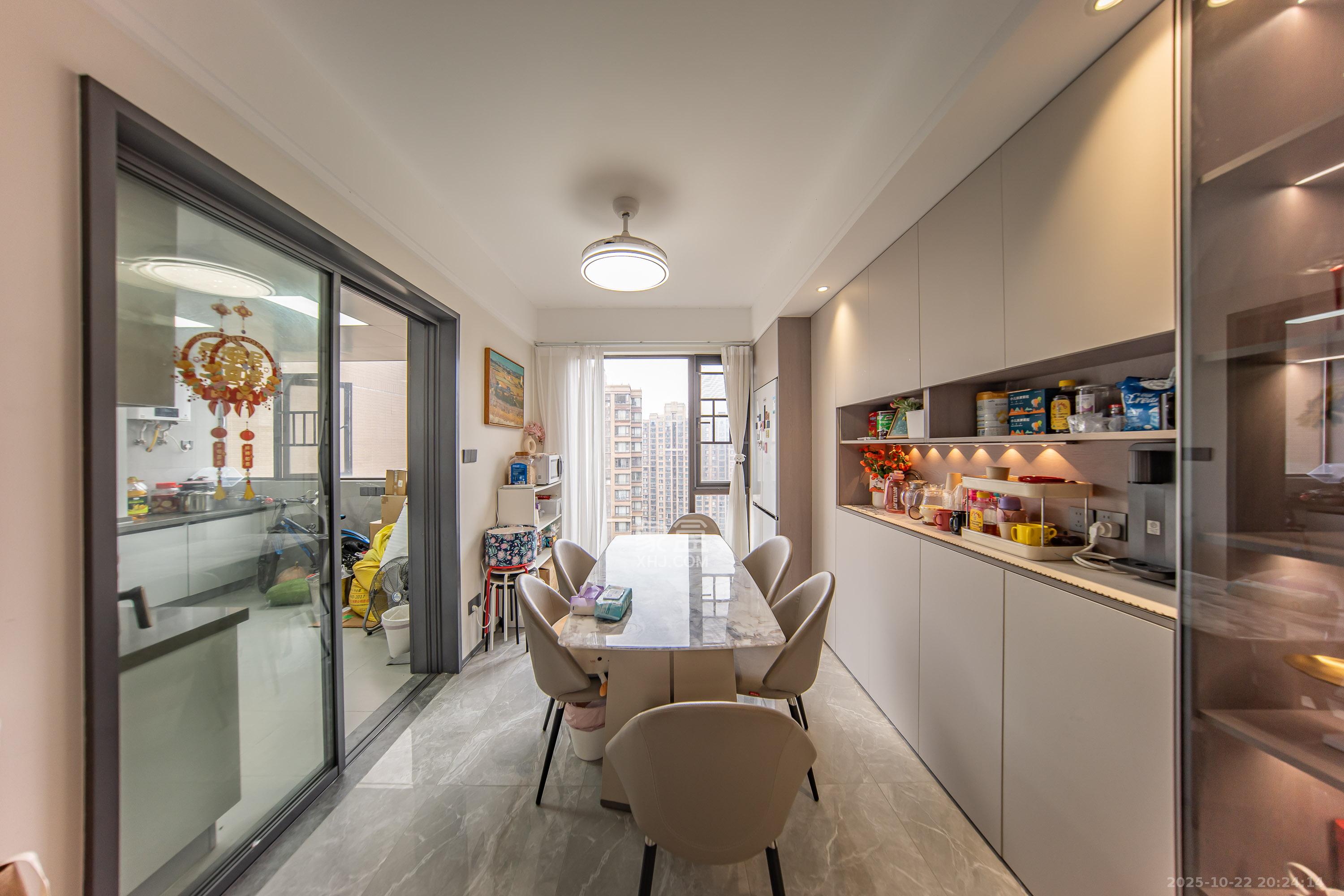 中海国际一期 4室2厅2卫 148.0万 中海国际一期 4室2厅2卫 148.0万客厅