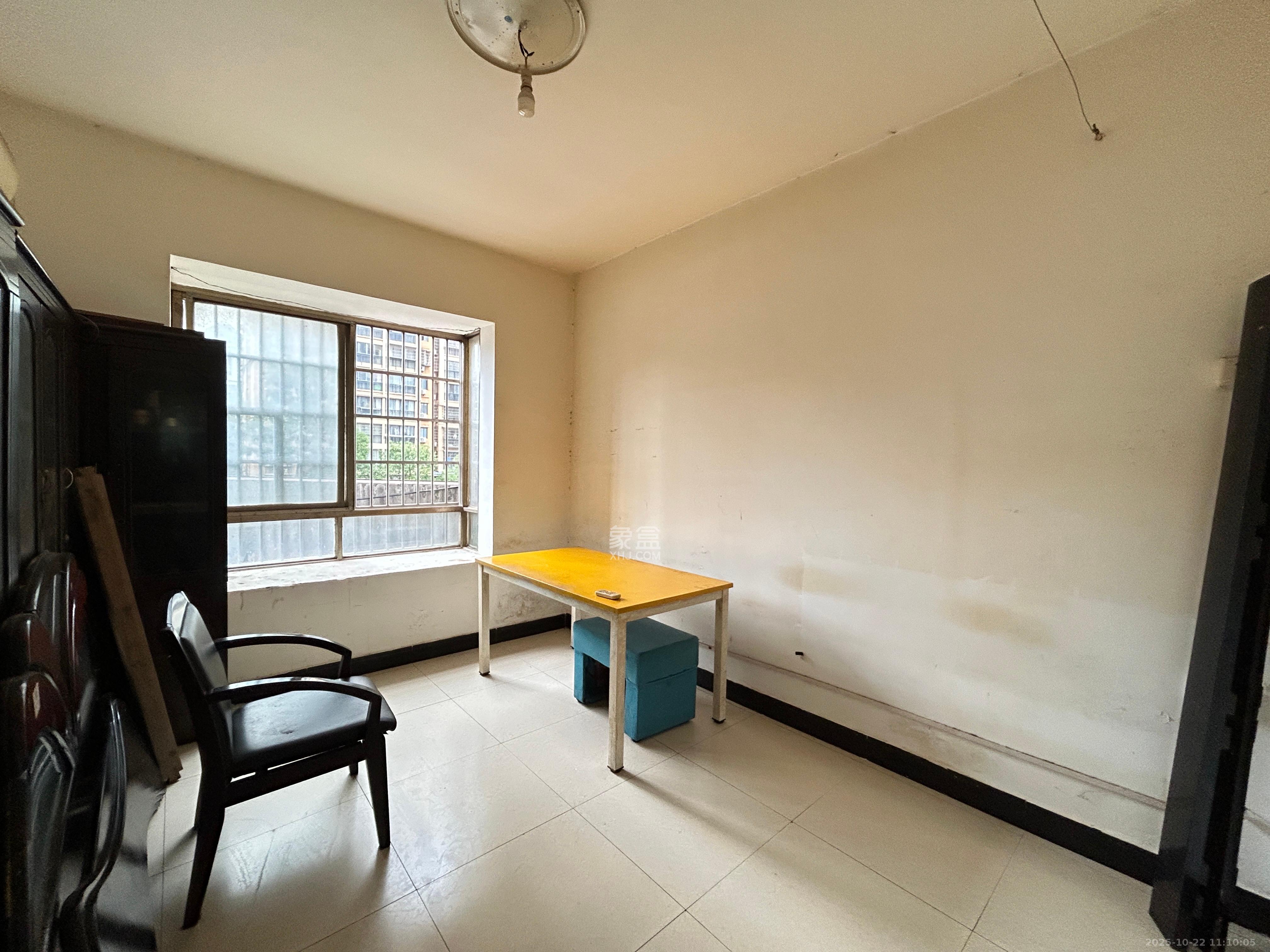 阳明山庄  5室2厅2卫    2400.0元/月室内图