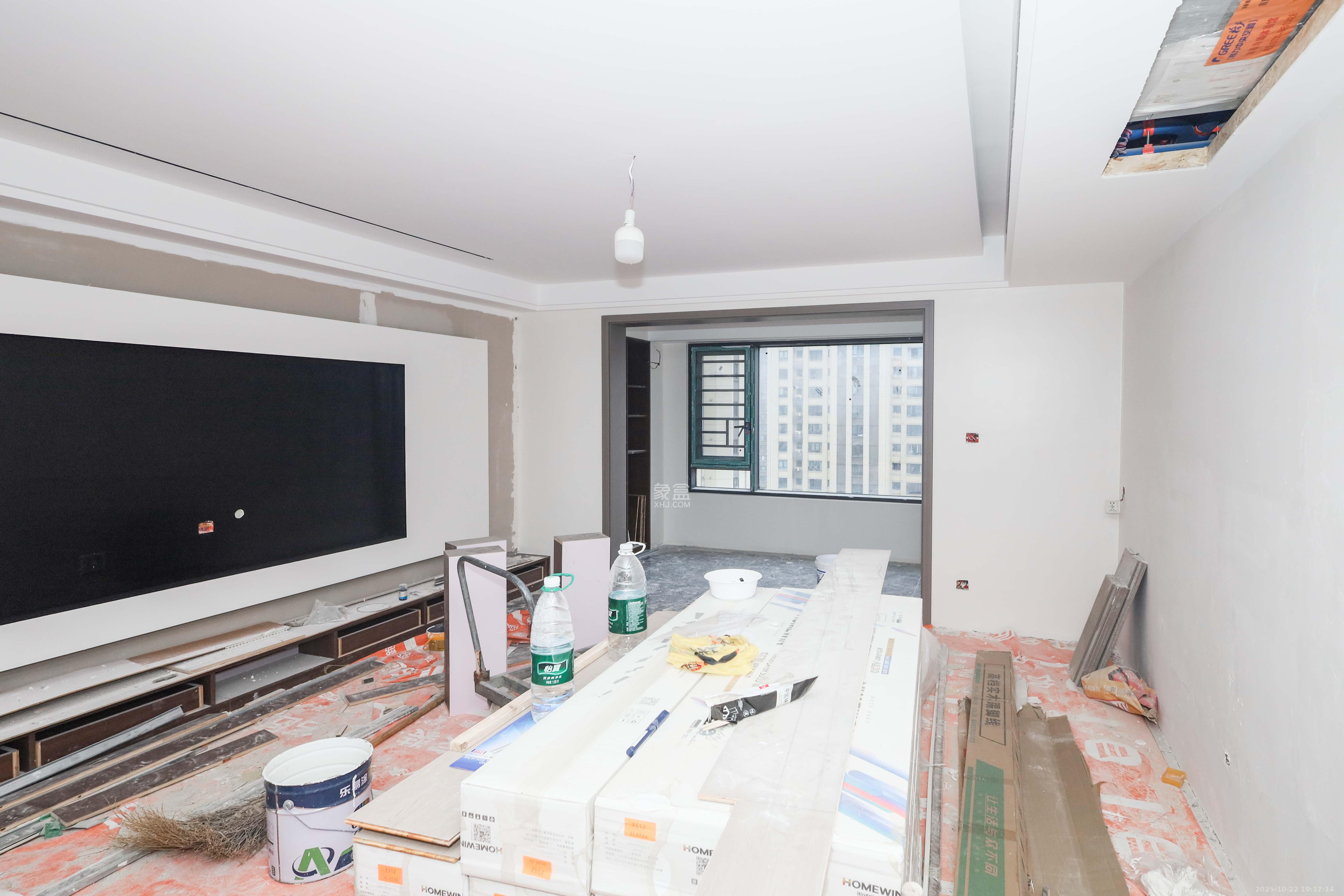 惠天然梅岭国际  5室2厅1卫    240.0万客厅