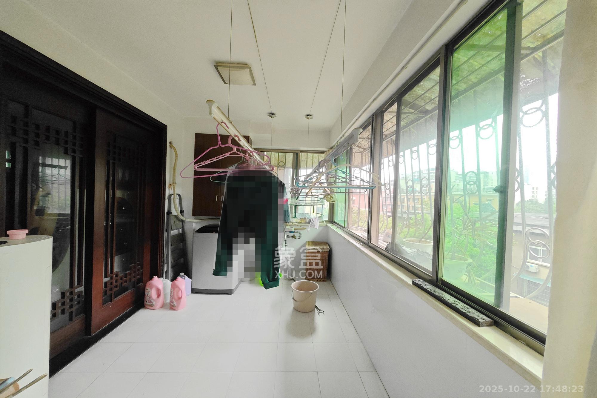 新华园  3室2厅2卫    90.0万 新华园  3室2厅2卫    90.0万阳台