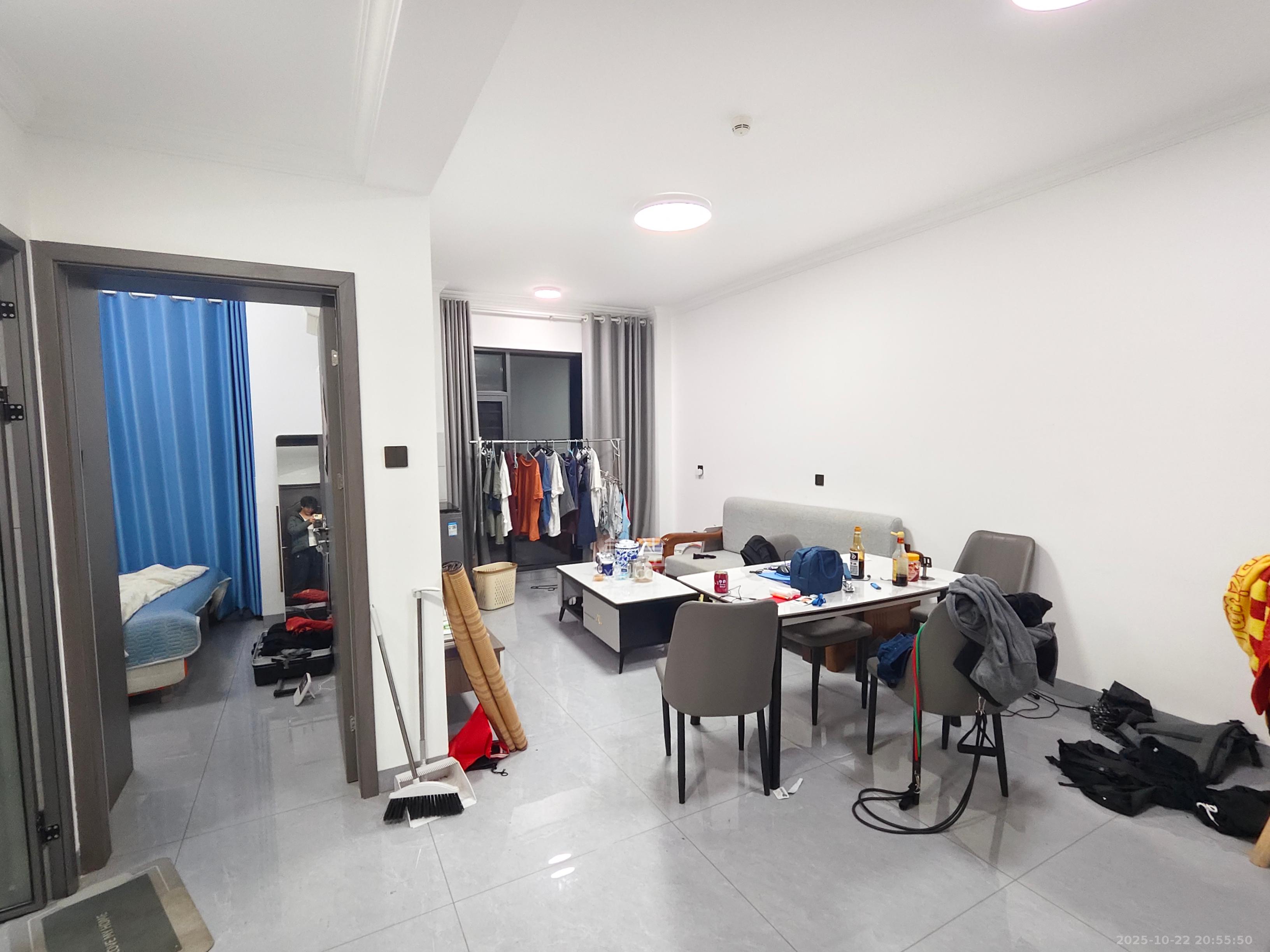 洋湖春园  1室1厅1卫    1600.0元/月 洋湖春园  1室1厅1卫    1600.0元/月室内图