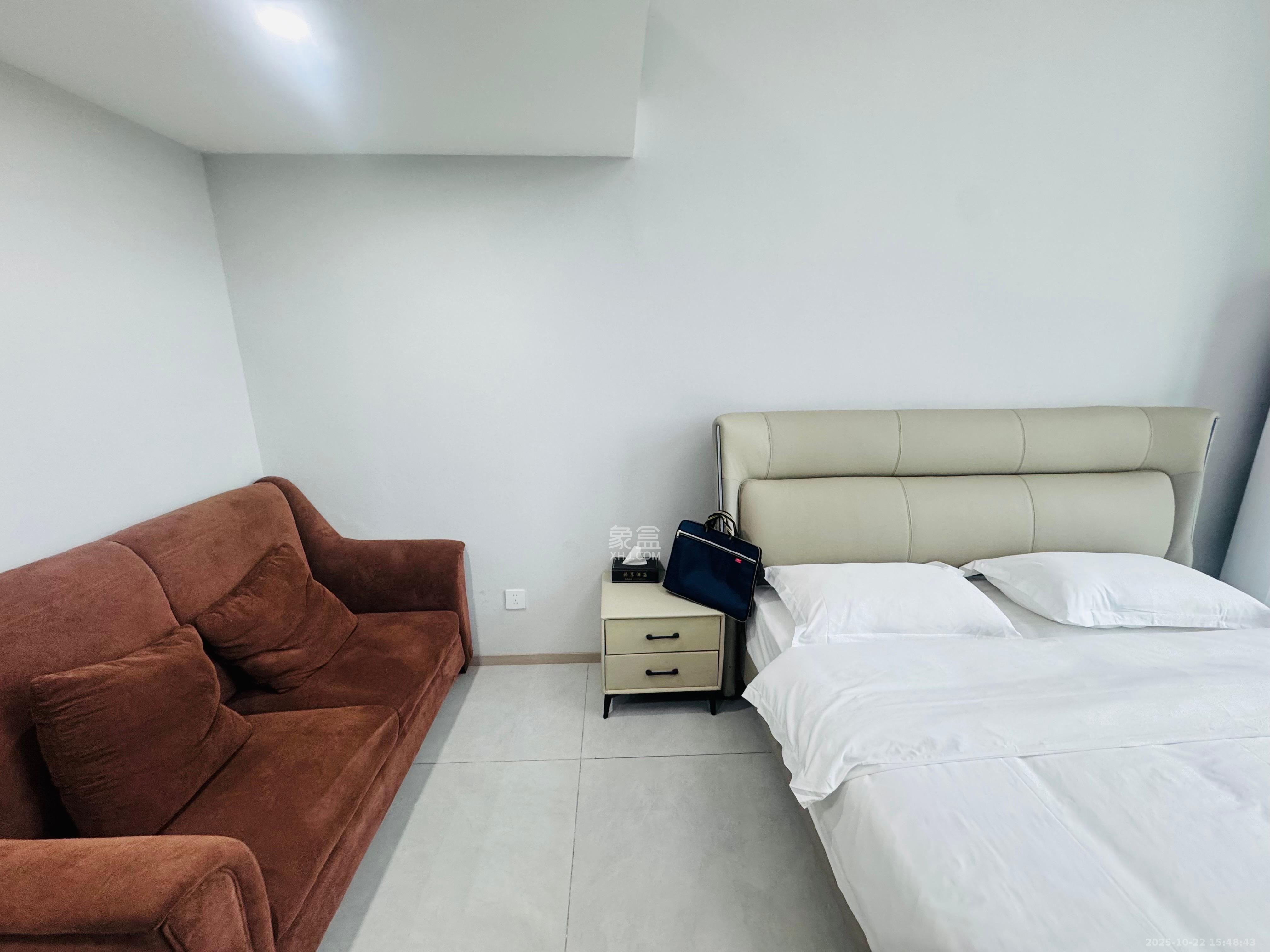 绿地商务广场  1室1厅1卫    2100.0元/月