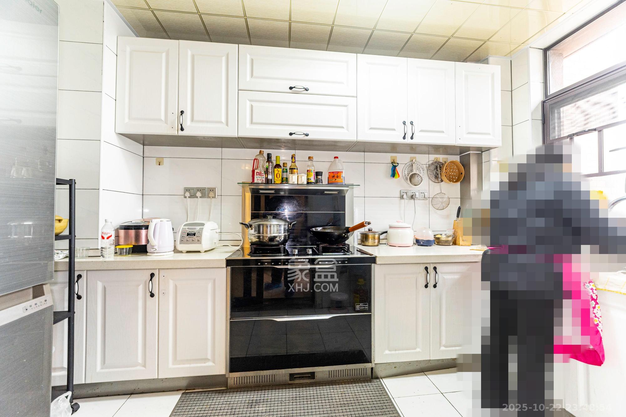 未来漫城  4室2厅2卫    136.0万厨房