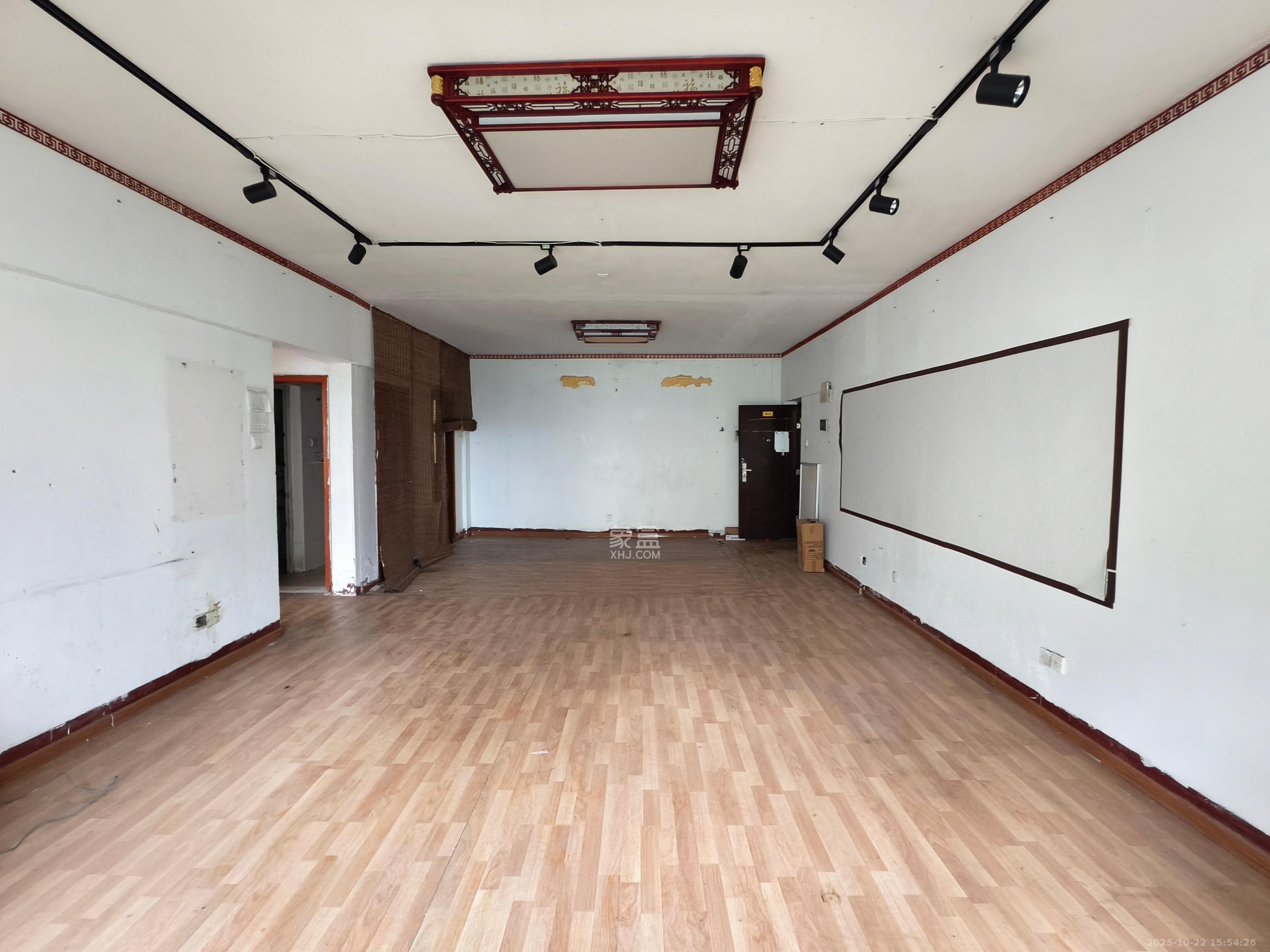 麓山才苑 4室2厅2卫 2200.0元/月 麓山才苑 4室2厅2卫 2200.0元/月室内图