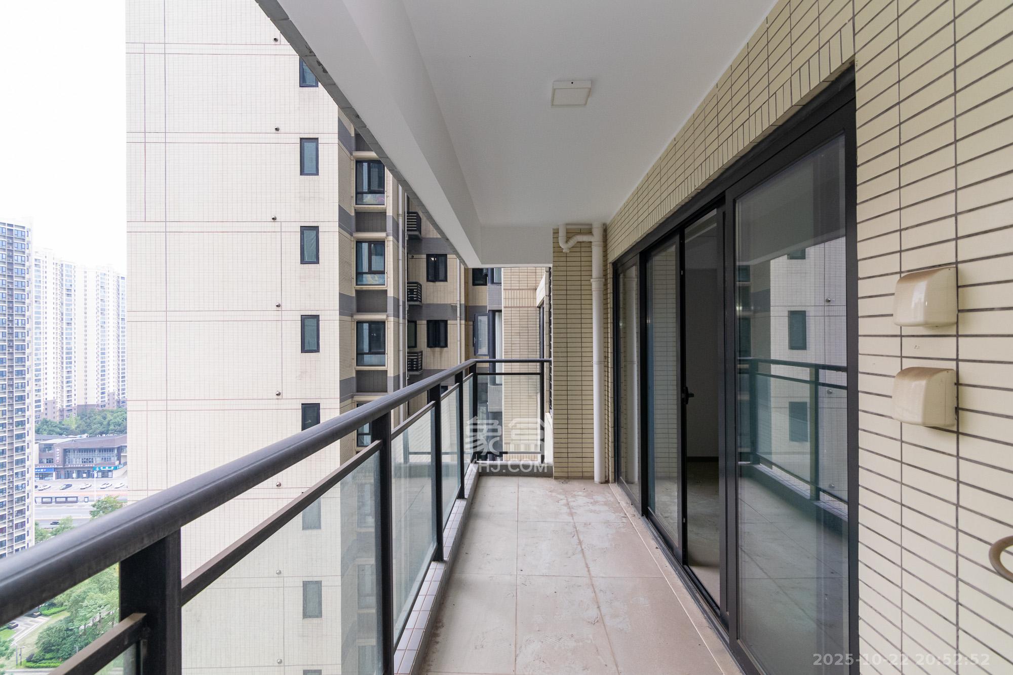 时代年华  4室2厅2卫    95.0万阳台