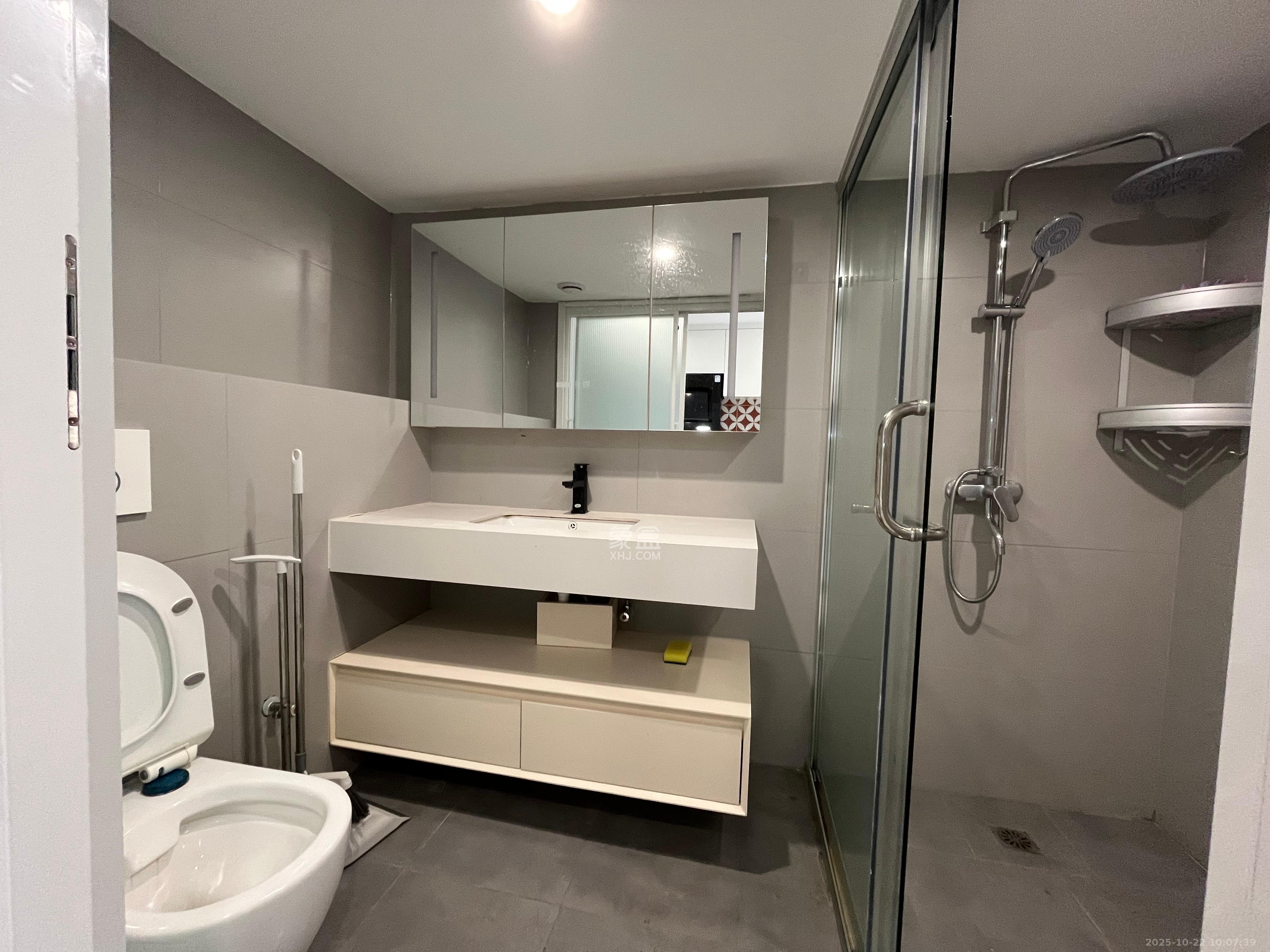 保利天禧EF区  1室2厅1卫    2500.0元/月室内图