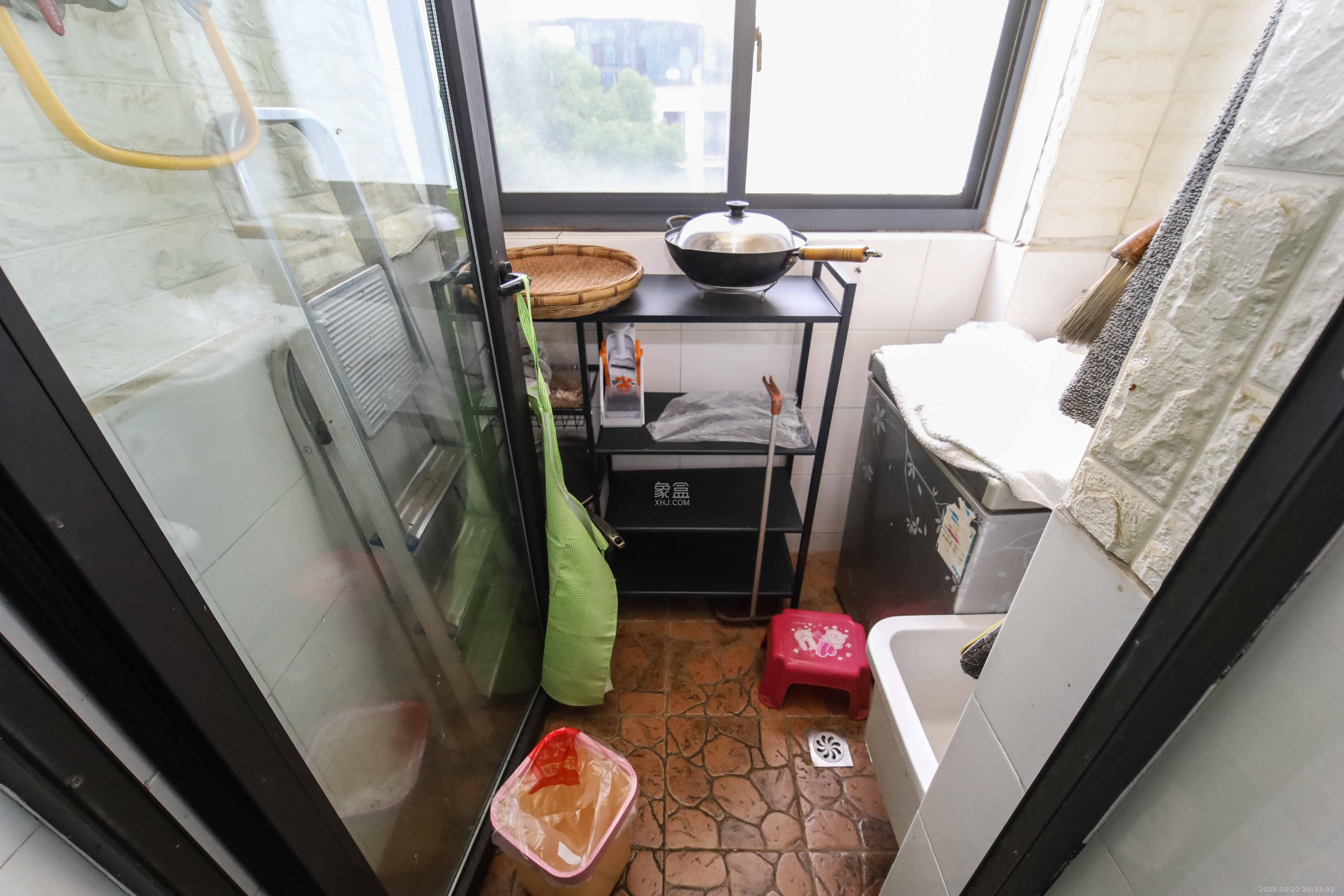 西街花园  4室2厅2卫    220.0万阳台