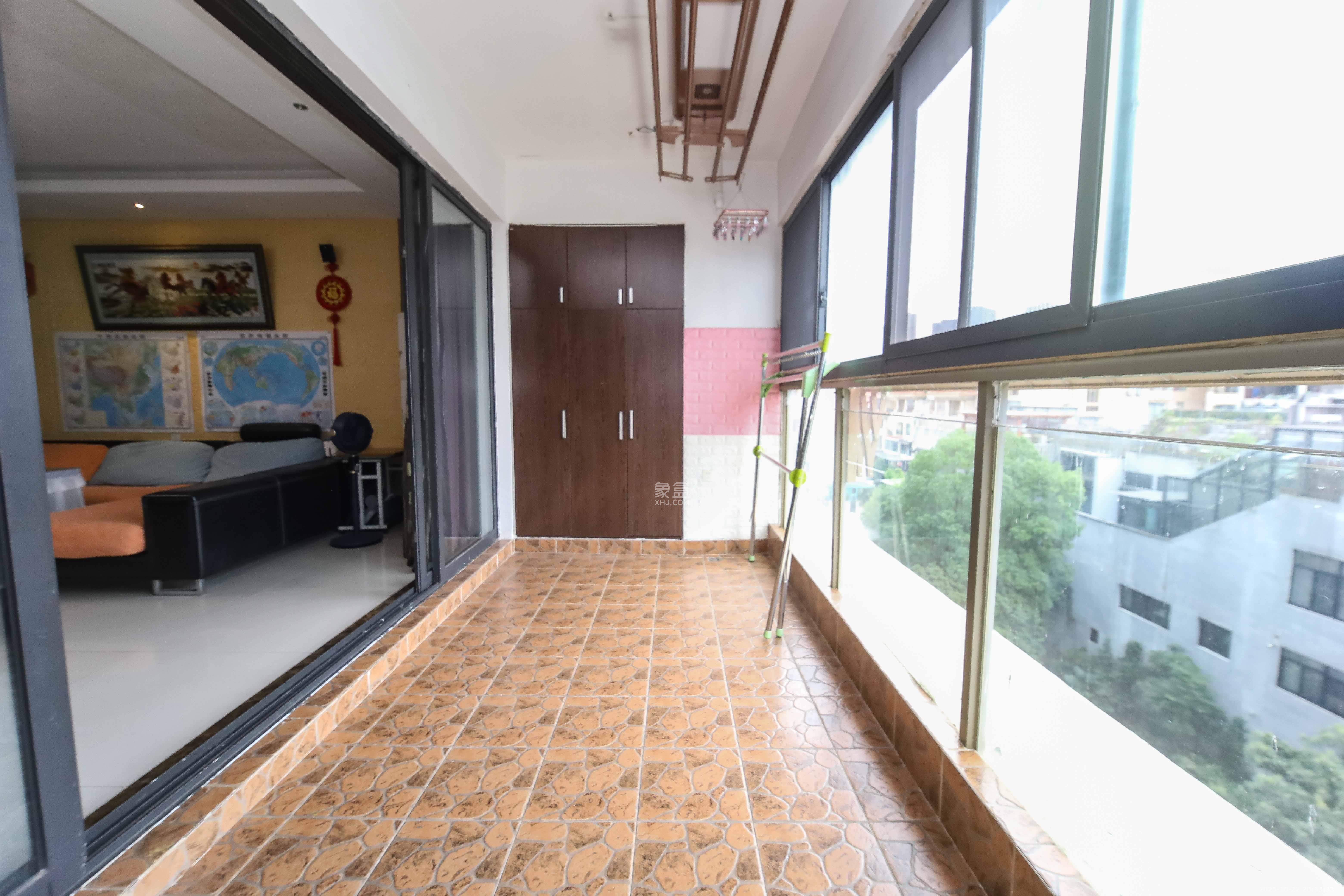 西街花园  4室2厅2卫    220.0万 西街花园  4室2厅2卫    220.0万阳台