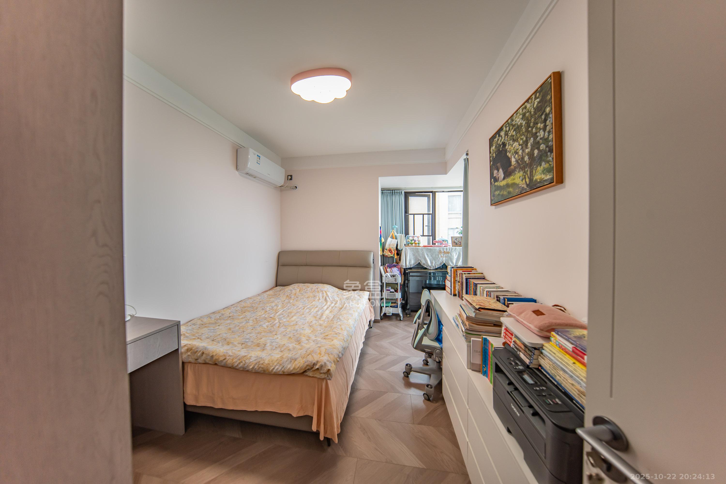 中海国际一期  4室2厅2卫    148.0万卧室