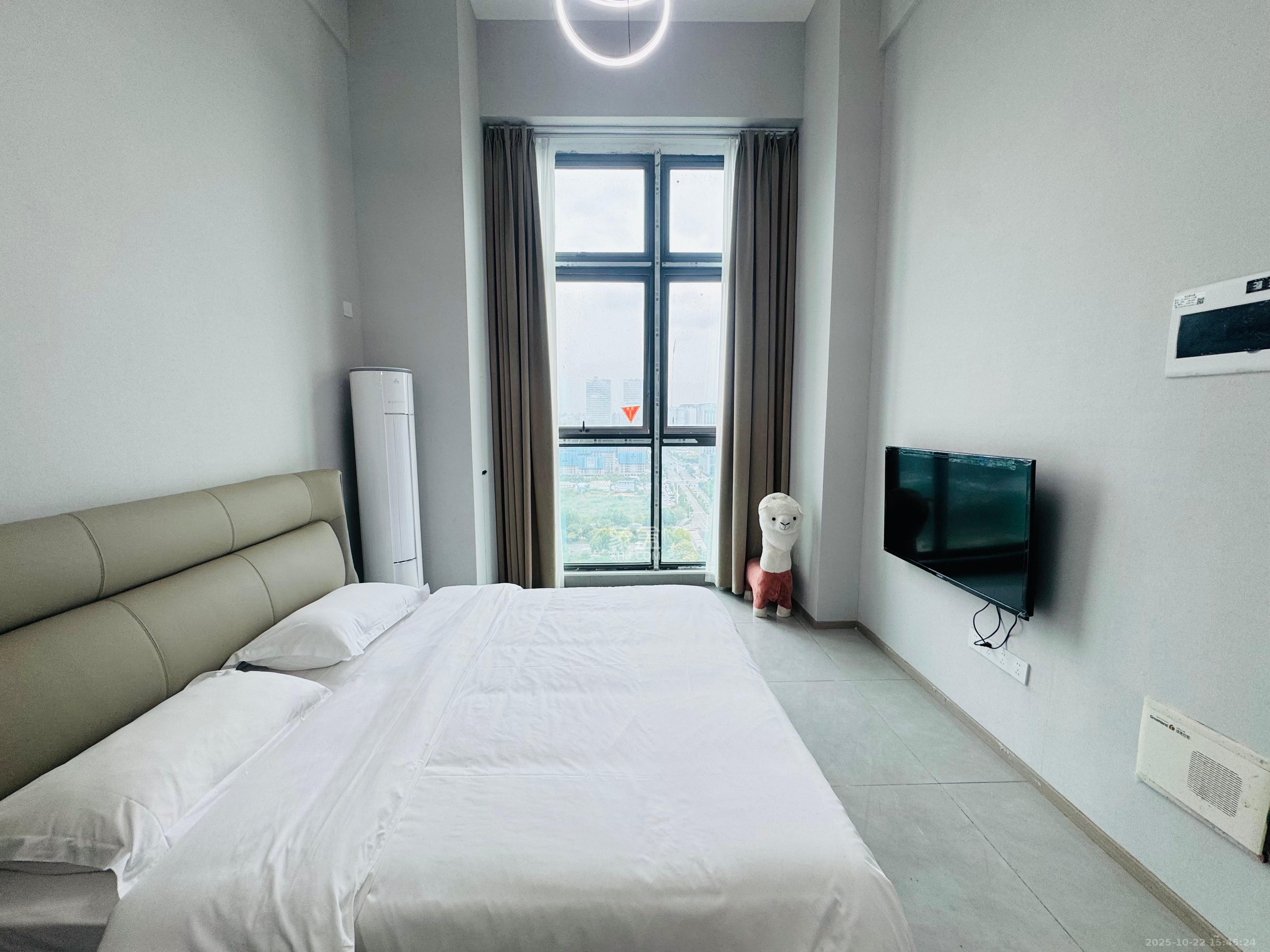 绿地商务广场  1室1厅1卫    2100.0元/月